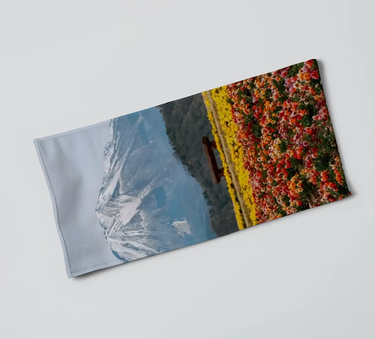 Monte Daisen con campi di fiori, Giappone asciugamano da bagno da Marcel Bisig