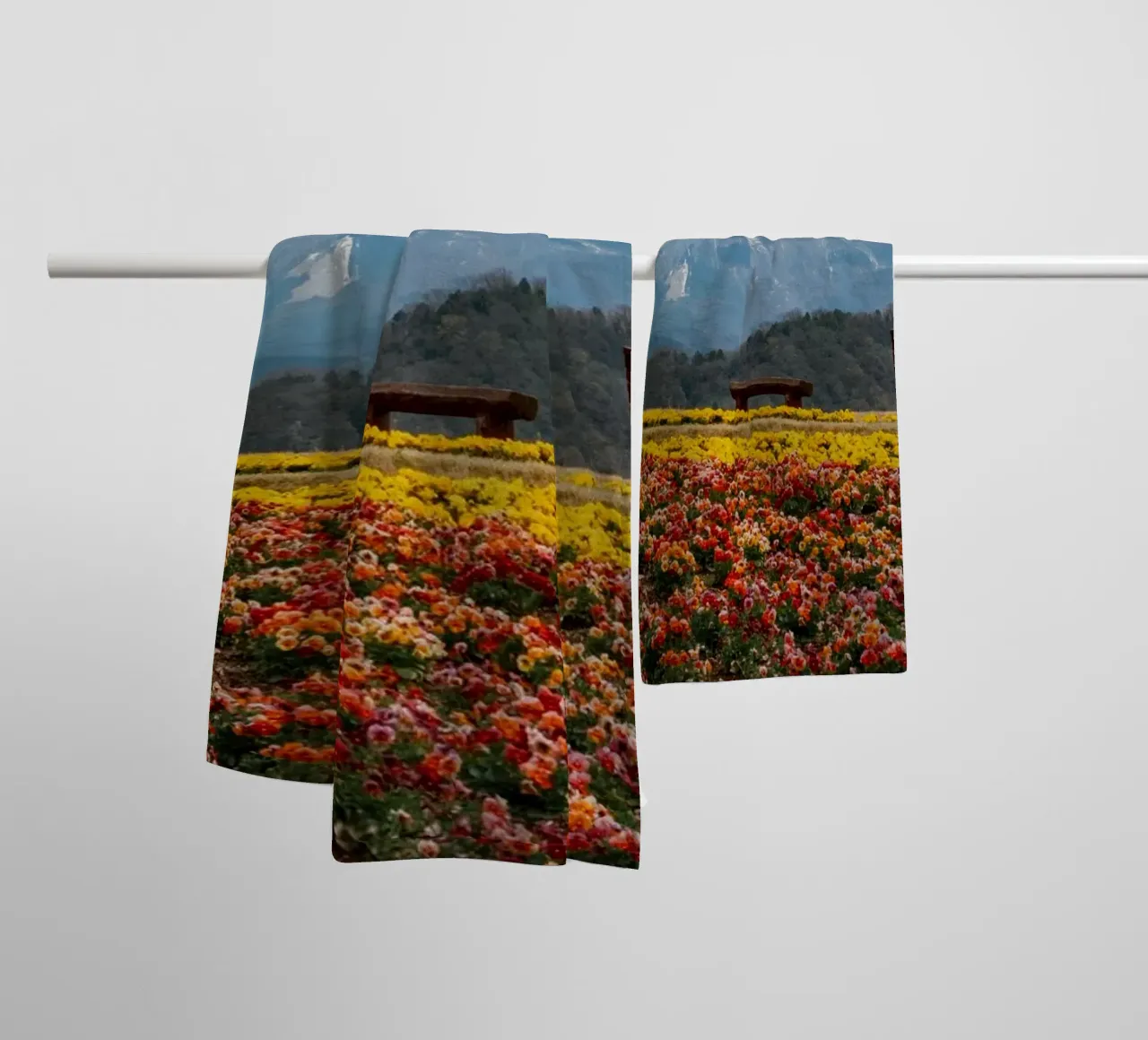 Monte Daisen con campi di fiori, Giappone asciugamano da bagno da Marcel Bisig