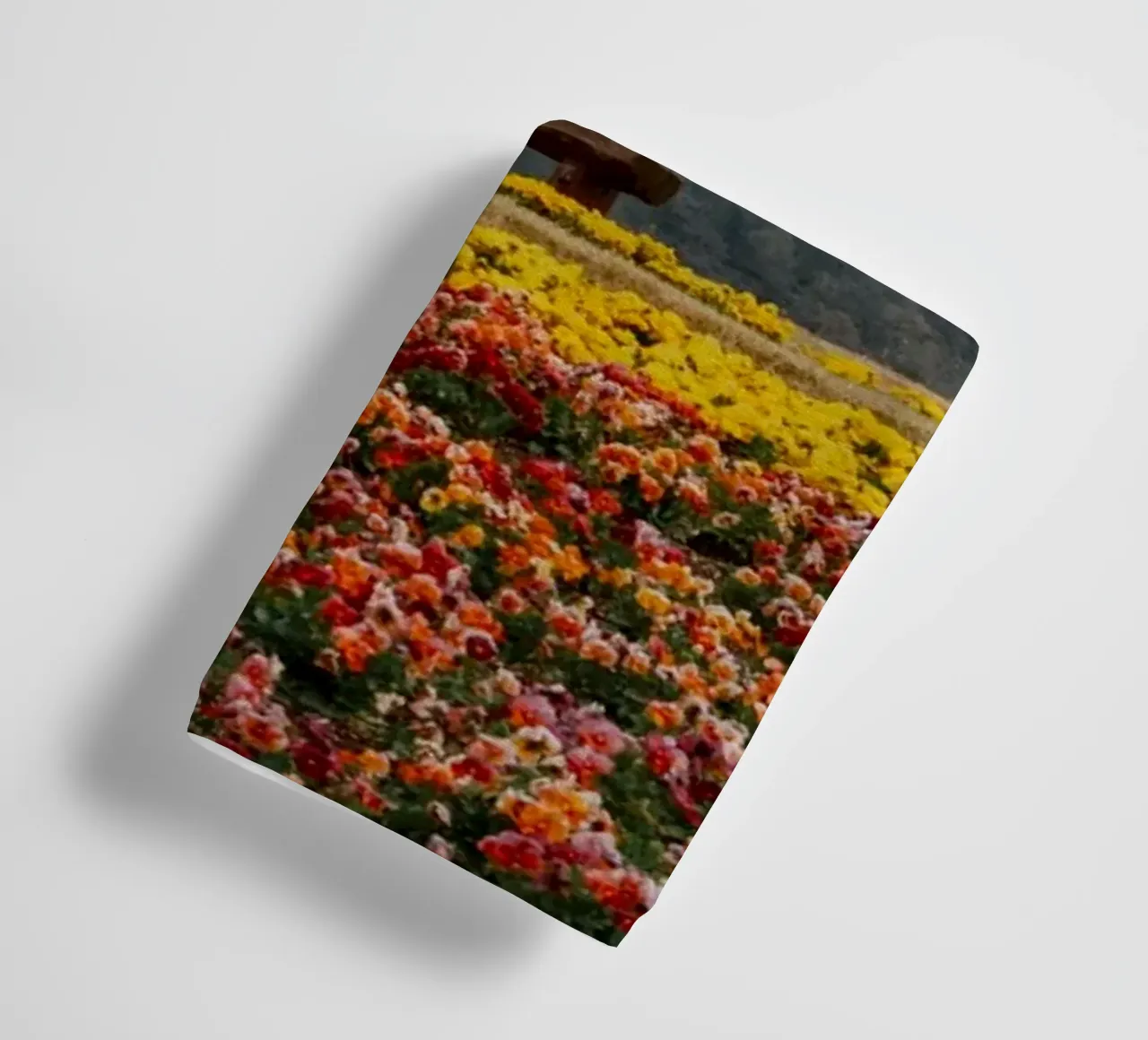 Monte Daisen con campi di fiori, Giappone asciugamano da bagno da Marcel Bisig