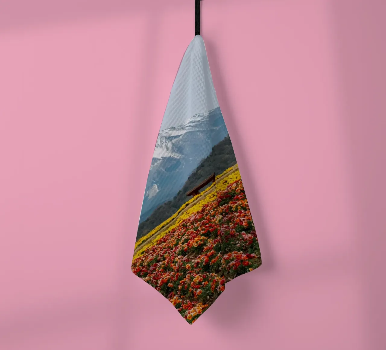 Monte Daisen con campi di fiori, Giappone canovaccio da cucina da Marcel Bisig