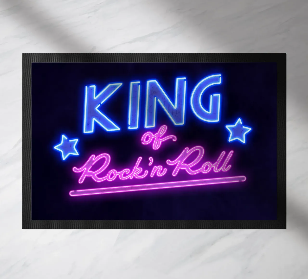 Lettere al neon in rosa e blu. Un po' di rock'n roll. zerbino da CalliLetters