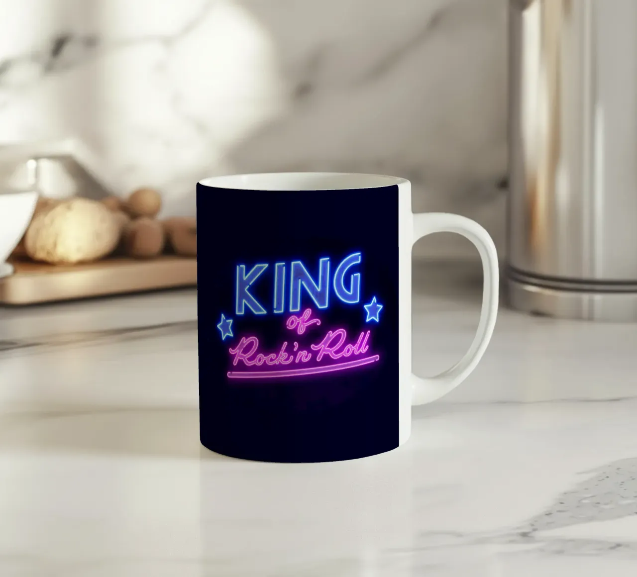 Lettere al neon in rosa e blu. Un po' di rock'n roll. tazza in ceramica da CalliLetters