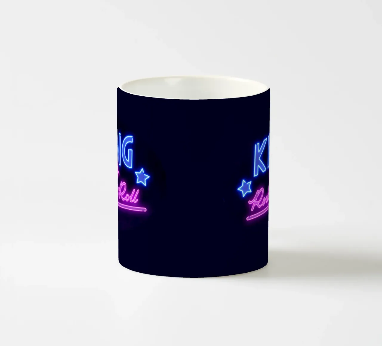 Lettere al neon in rosa e blu. Un po' di rock'n roll. tazza in ceramica da CalliLetters