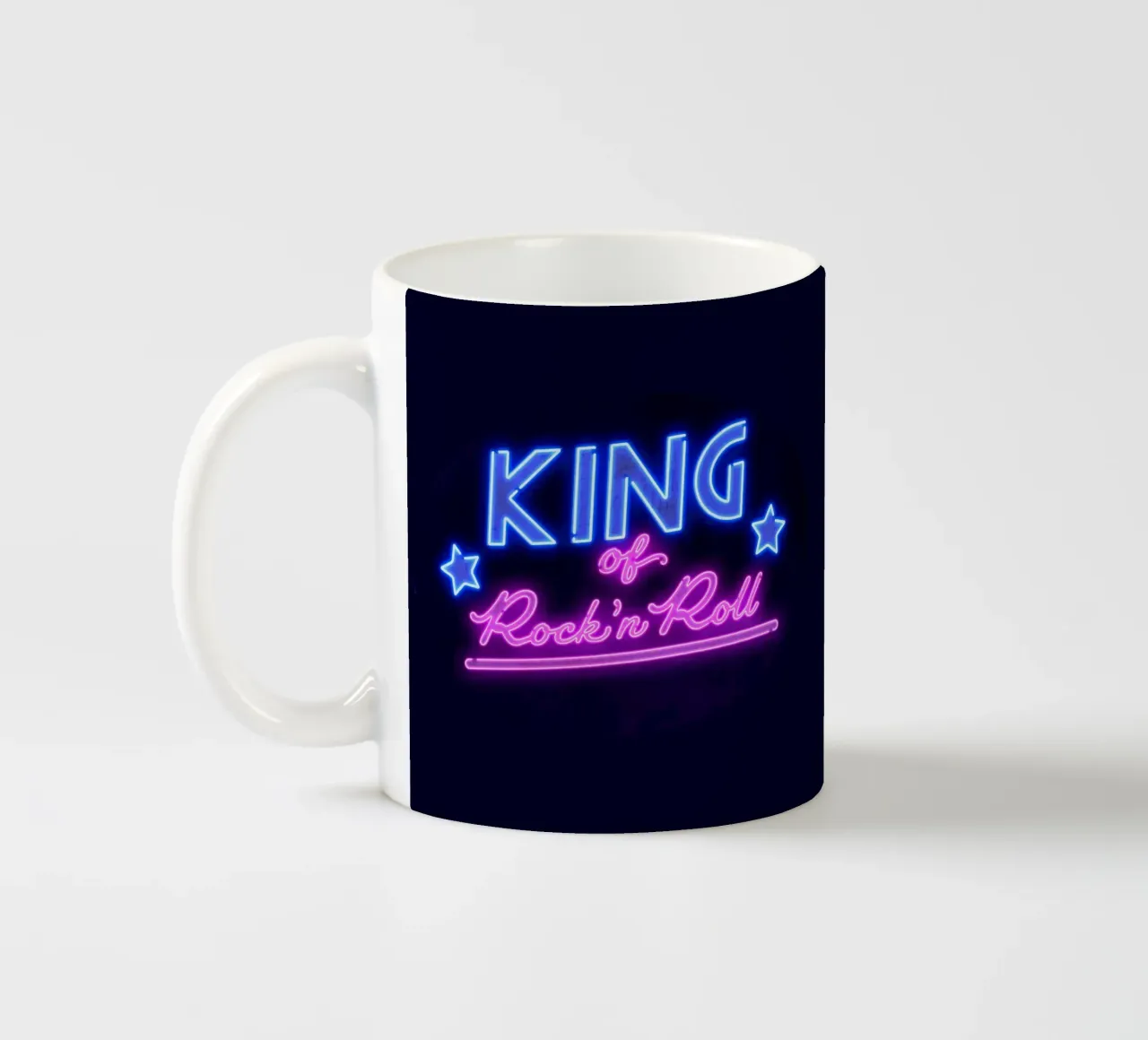 Lettere al neon in rosa e blu. Un po' di rock'n roll. tazza in ceramica da CalliLetters