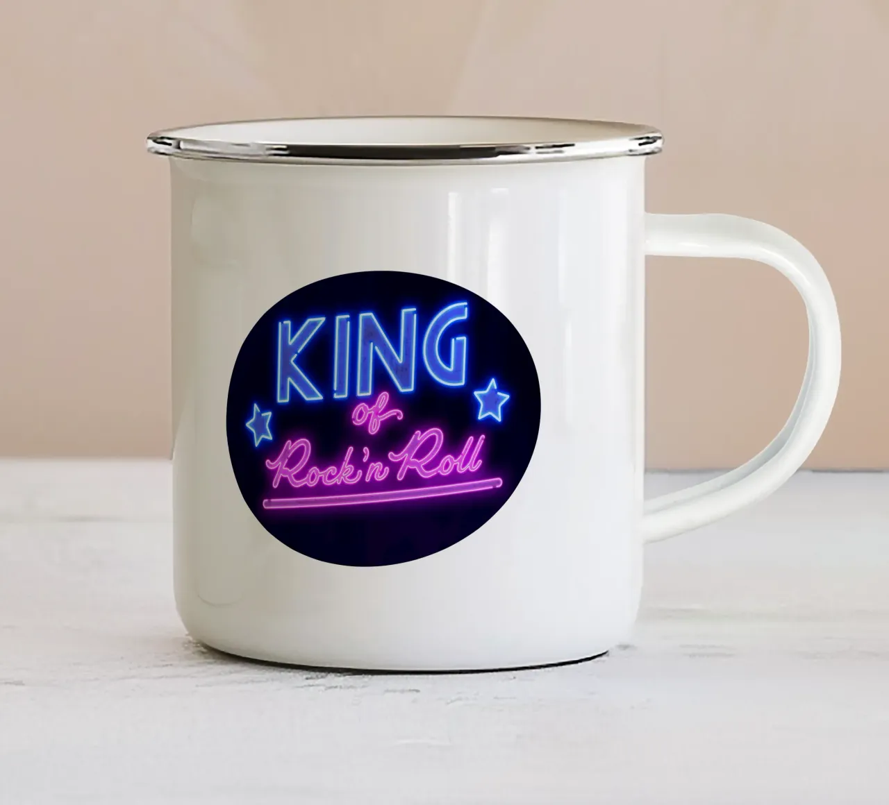 Lettere al neon in rosa e blu. Un po' di rock'n roll. tazza in smalto da CalliLetters