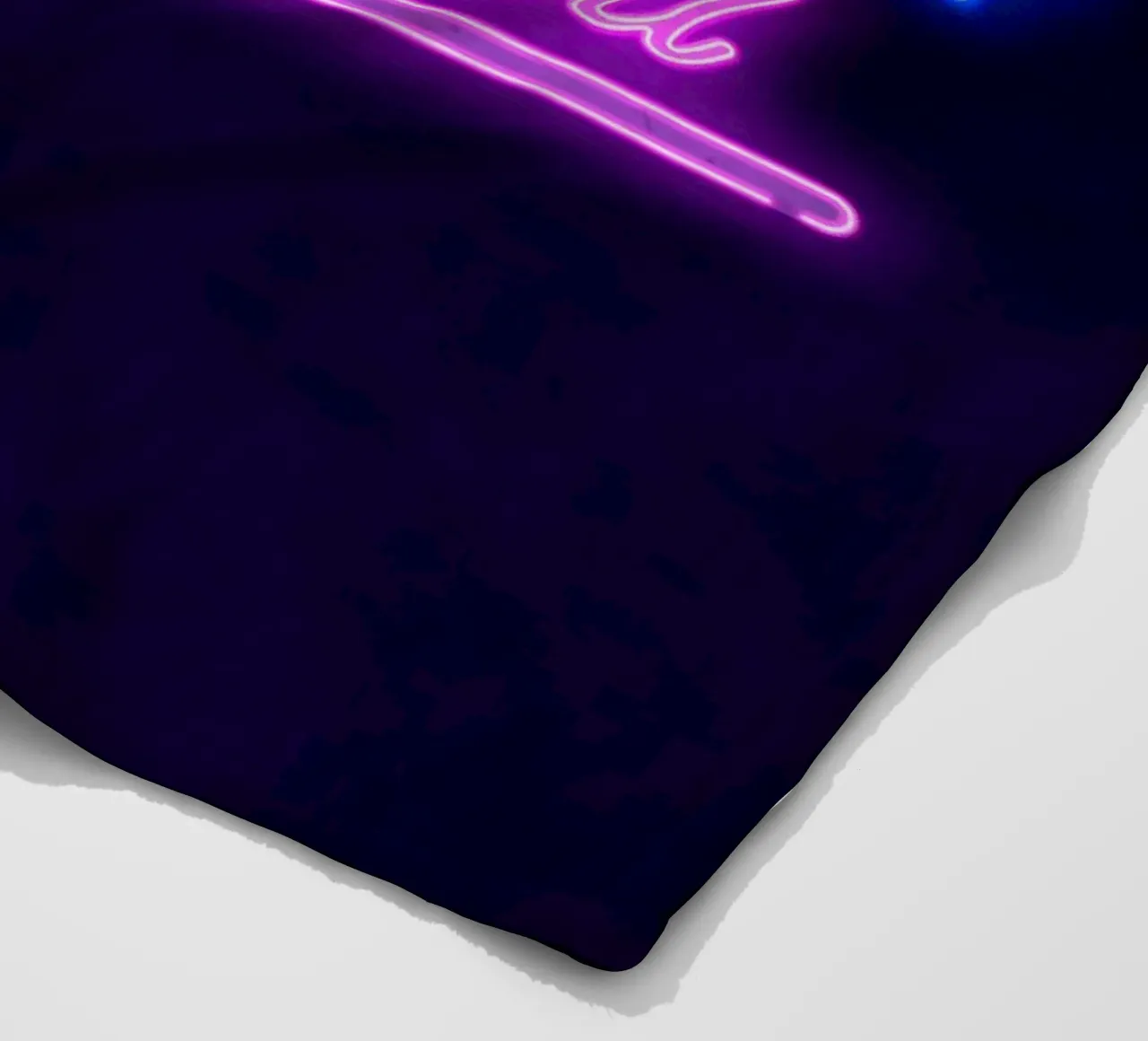 Lettere al neon in rosa e blu. Un po' di rock'n roll. coperta in pile da CalliLetters