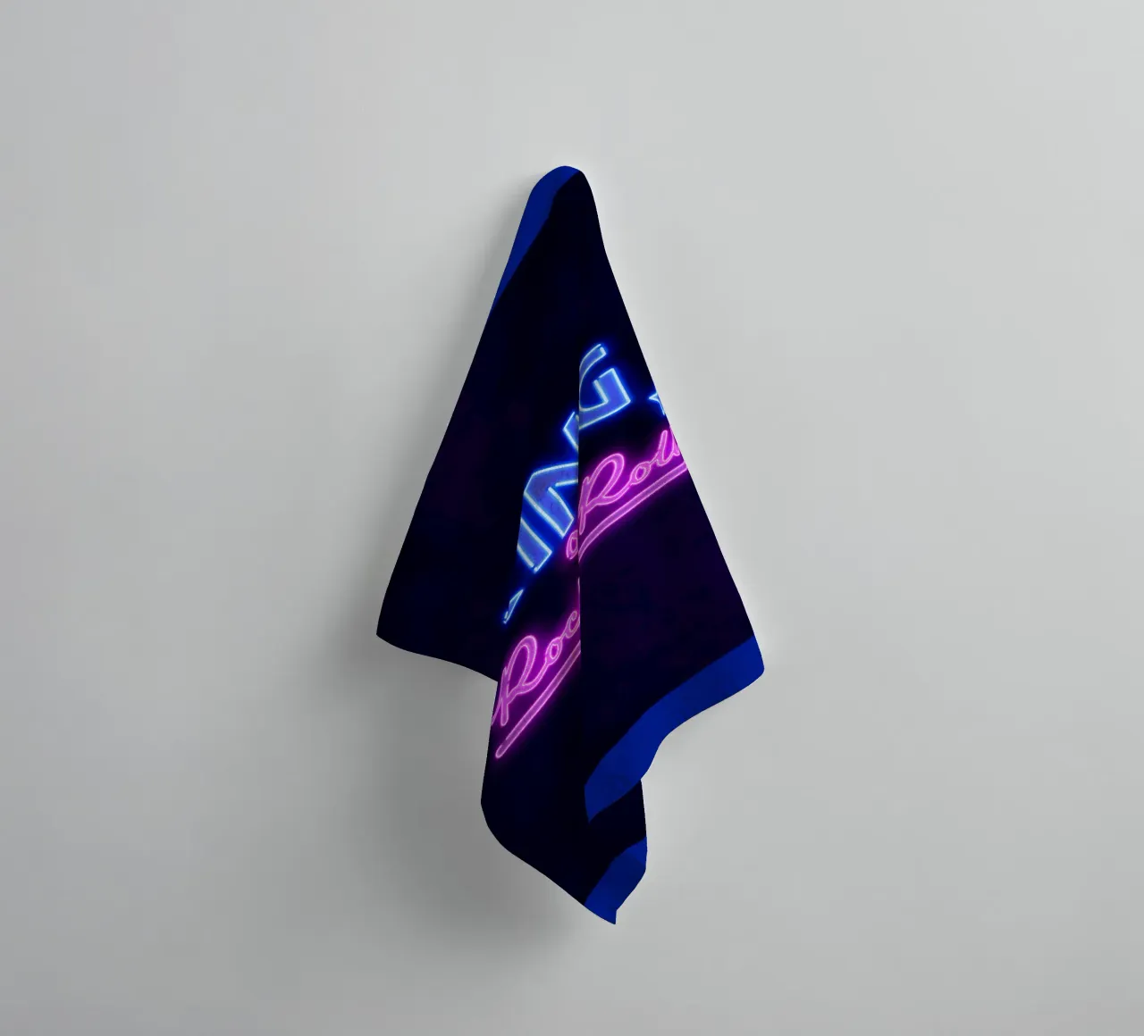 Lettere al neon in rosa e blu. Un po' di rock'n roll. asciugamano da bagno da CalliLetters