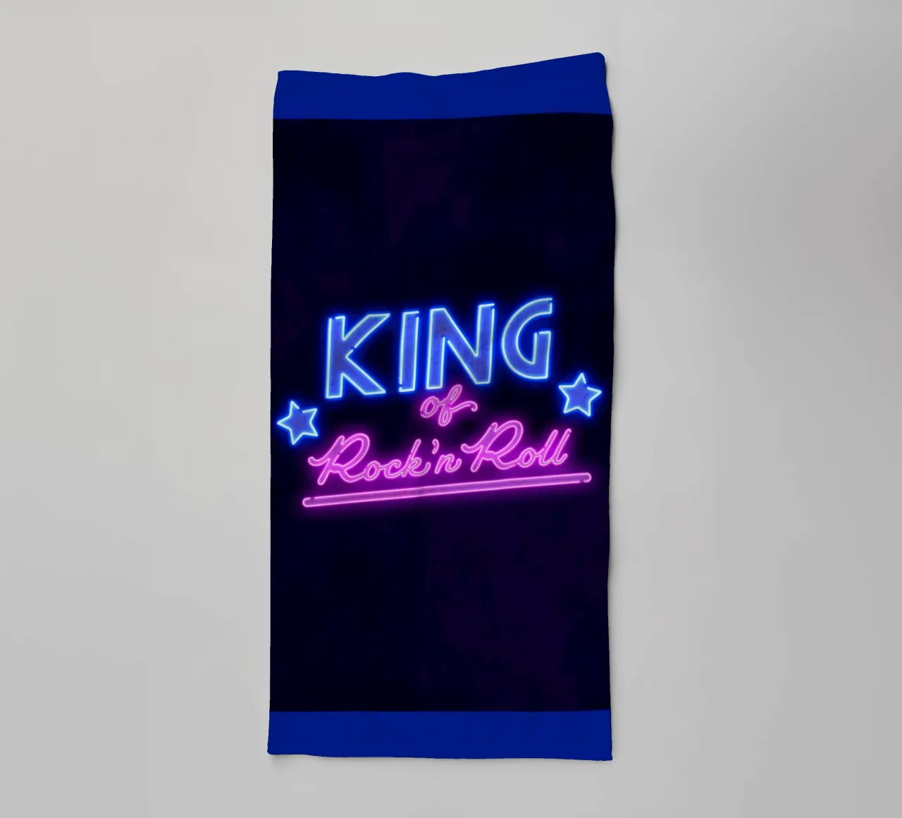 Lettere al neon in rosa e blu. Un po' di rock'n roll. asciugamano da bagno da CalliLetters