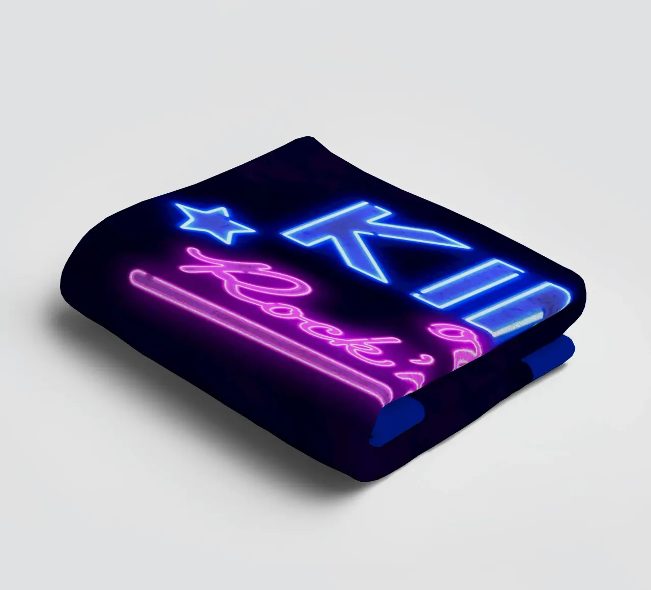 Lettere al neon in rosa e blu. Un po' di rock'n roll. asciugamano da bagno da CalliLetters
