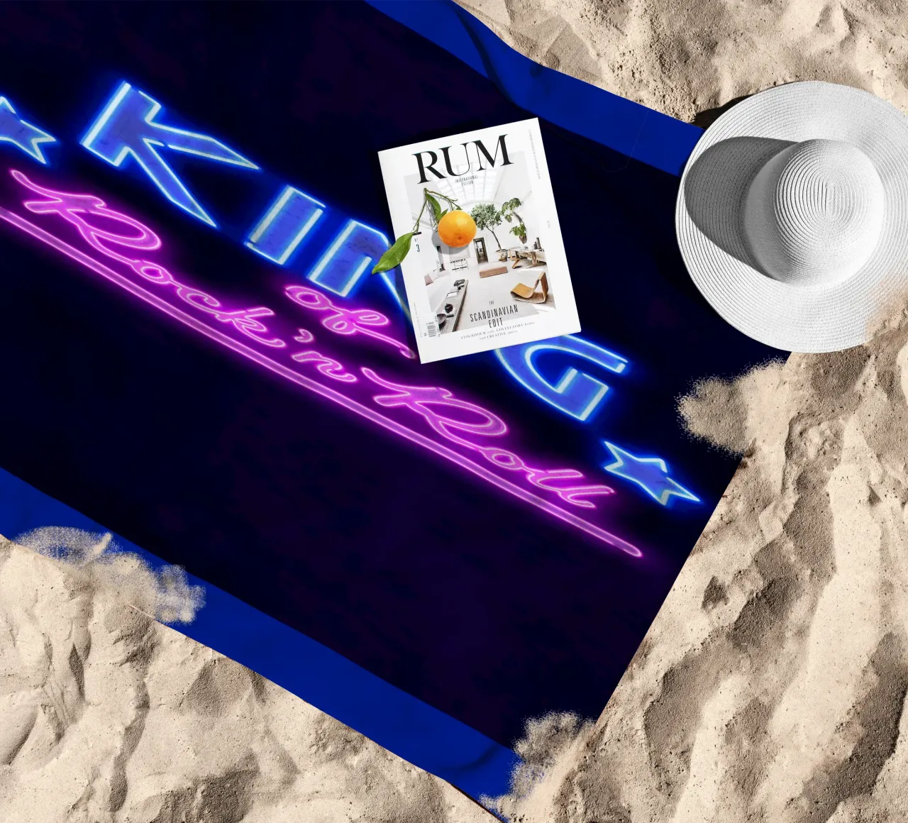 Lettere al neon in rosa e blu. Un po' di rock'n roll. telo mare da CalliLetters