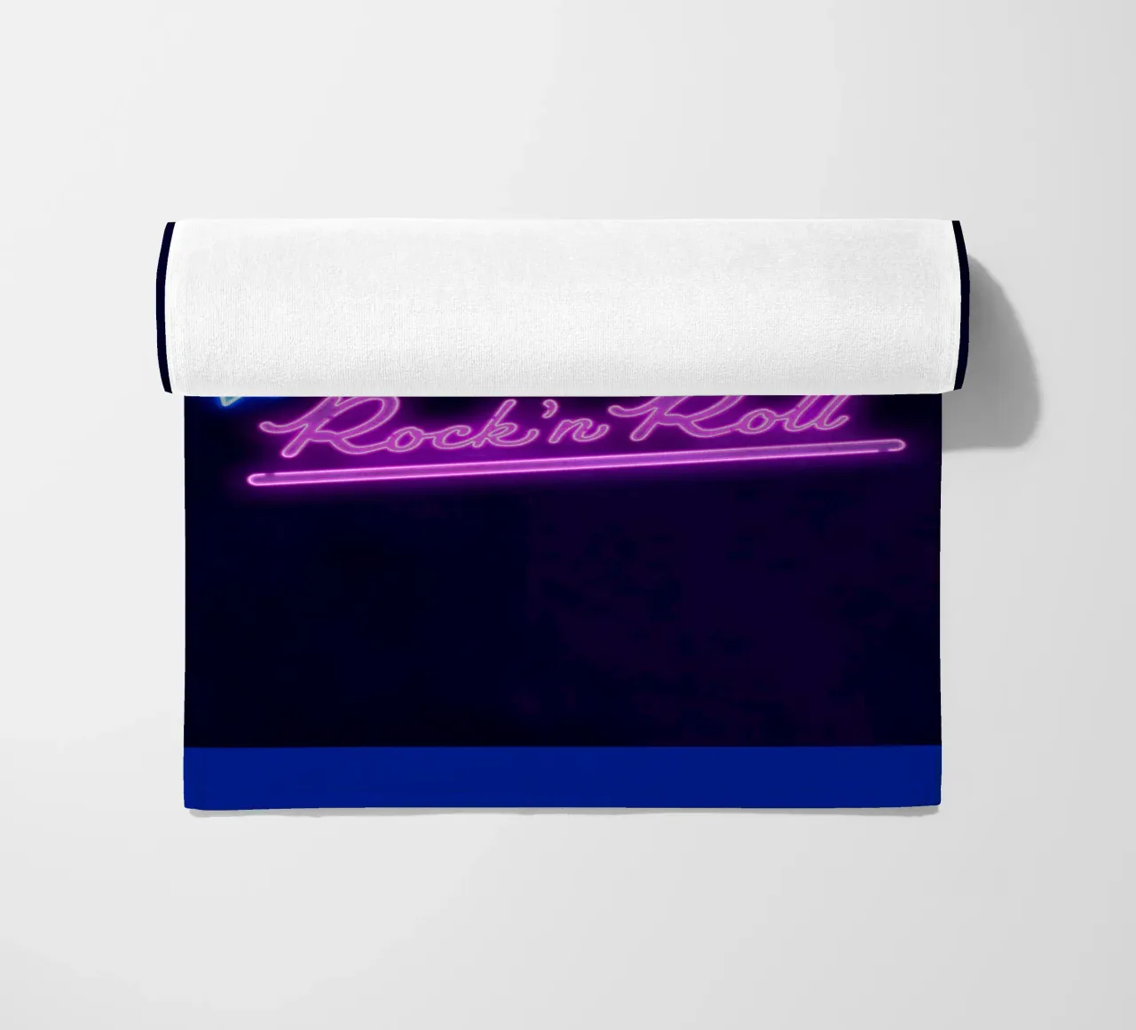 Lettere al neon in rosa e blu. Un po' di rock'n roll. telo mare da CalliLetters