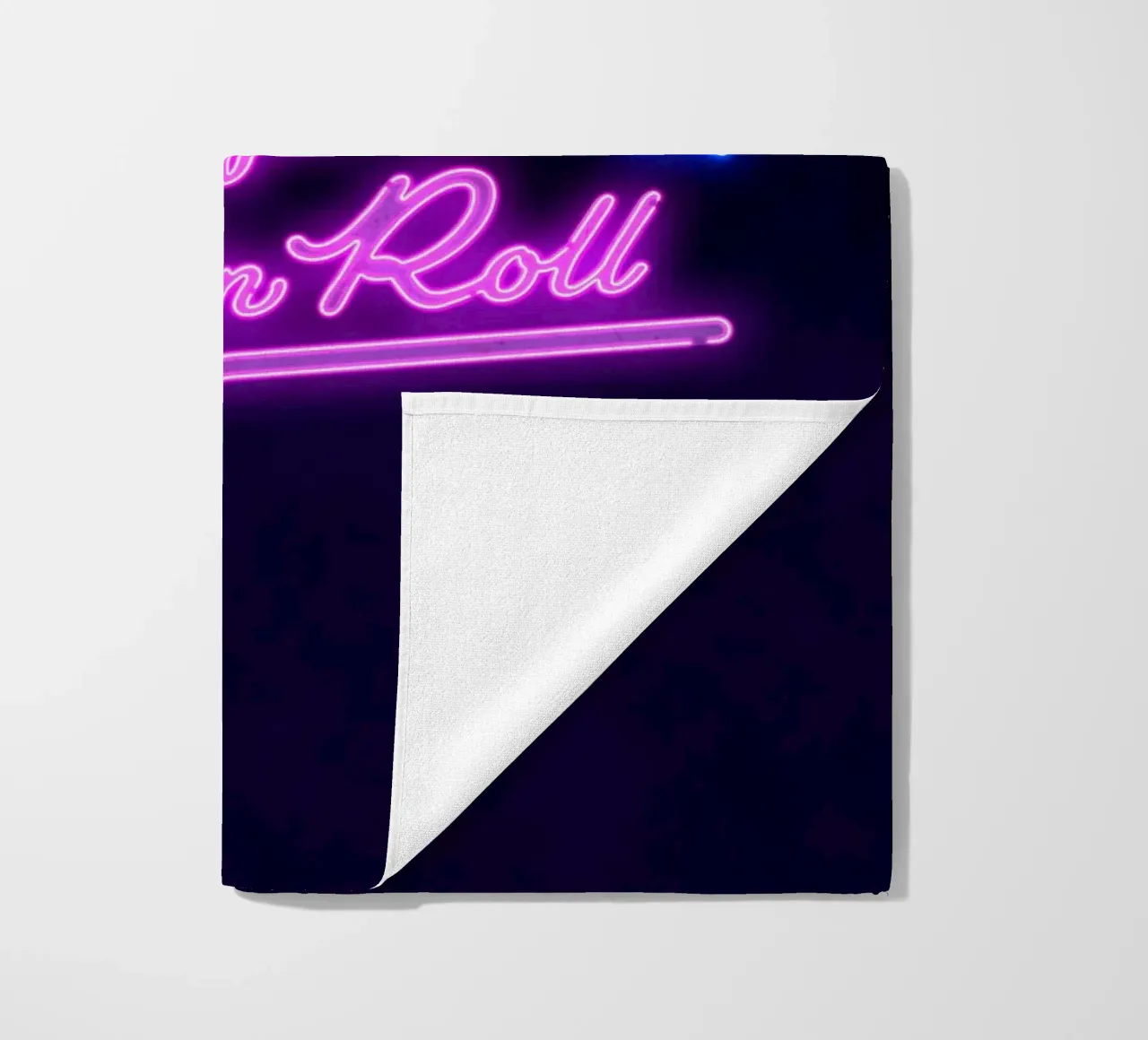 Lettere al neon in rosa e blu. Un po' di rock'n roll. telo mare da CalliLetters