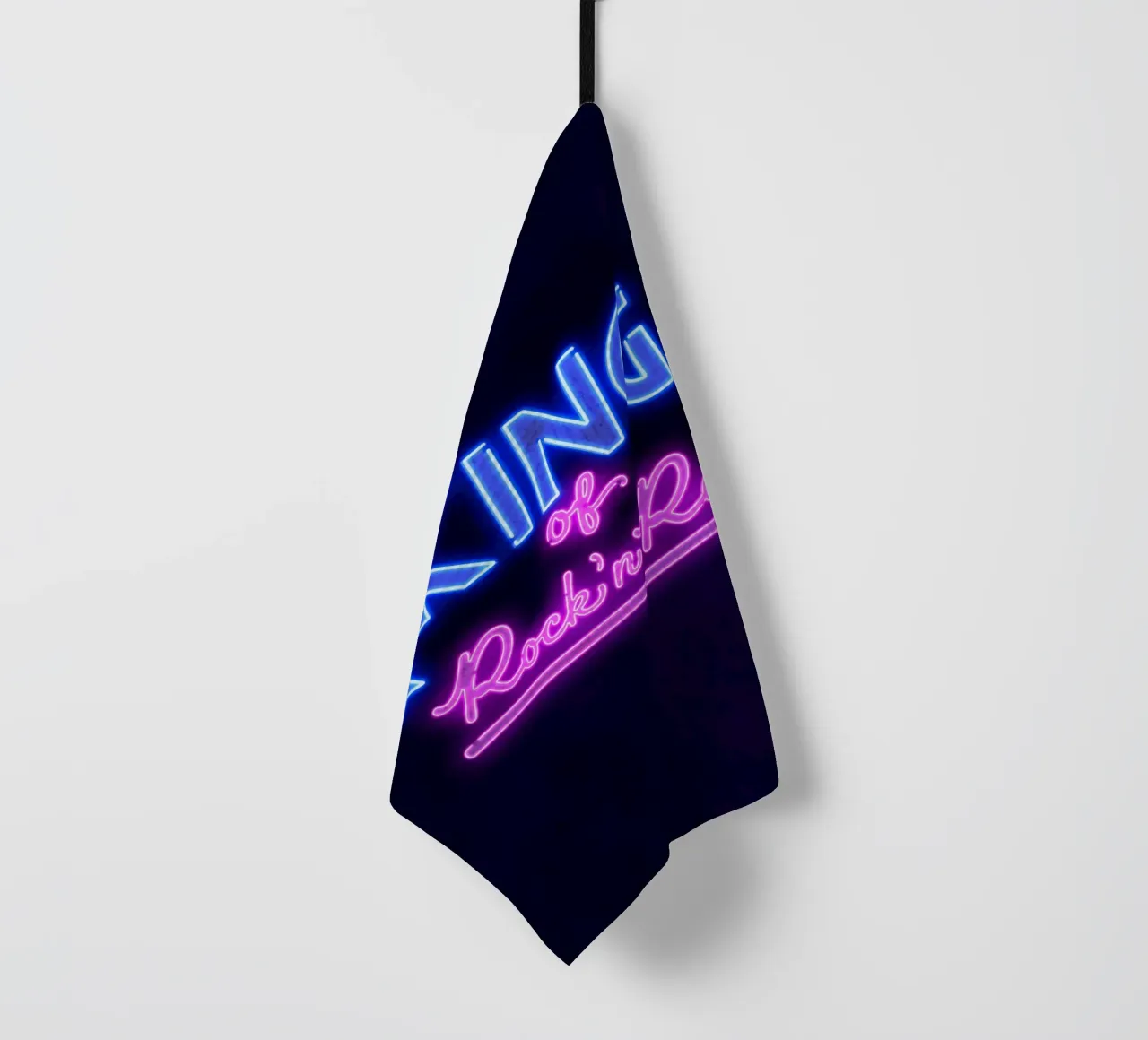 Lettere al neon in rosa e blu. Un po' di rock'n roll. canovaccio da cucina da CalliLetters