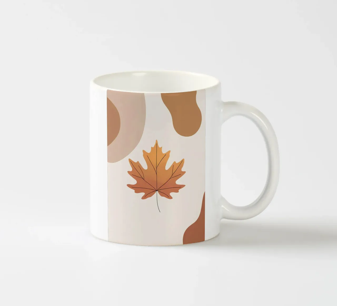 Disegno minimalista a una linea di una singola foglia d'acero tazza in ceramica da Bloom And Brush