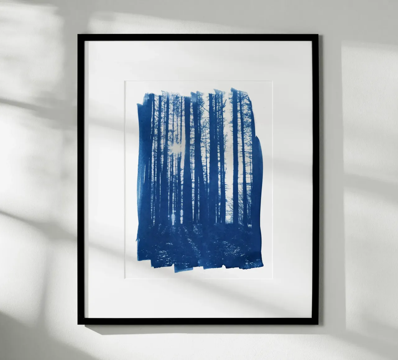 La luce del sole nella foresta poster con telaio in plastica da Kim Hubball Studio