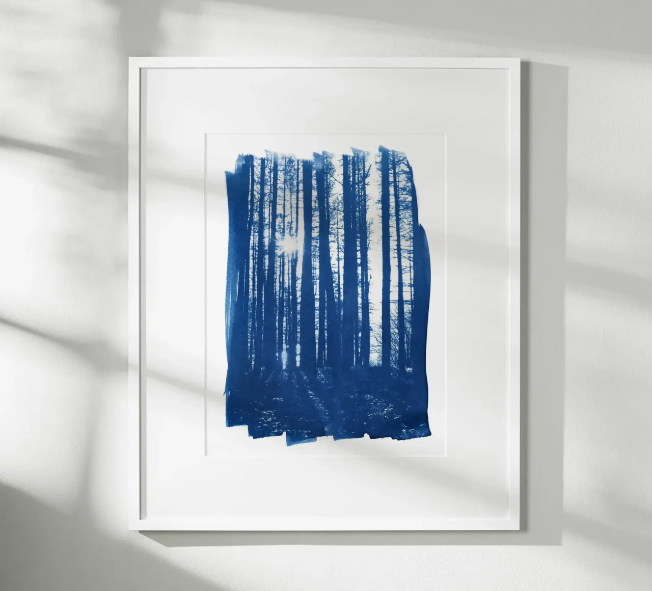 La luce del sole nella foresta poster con telaio in plastica da Kim Hubball Studio