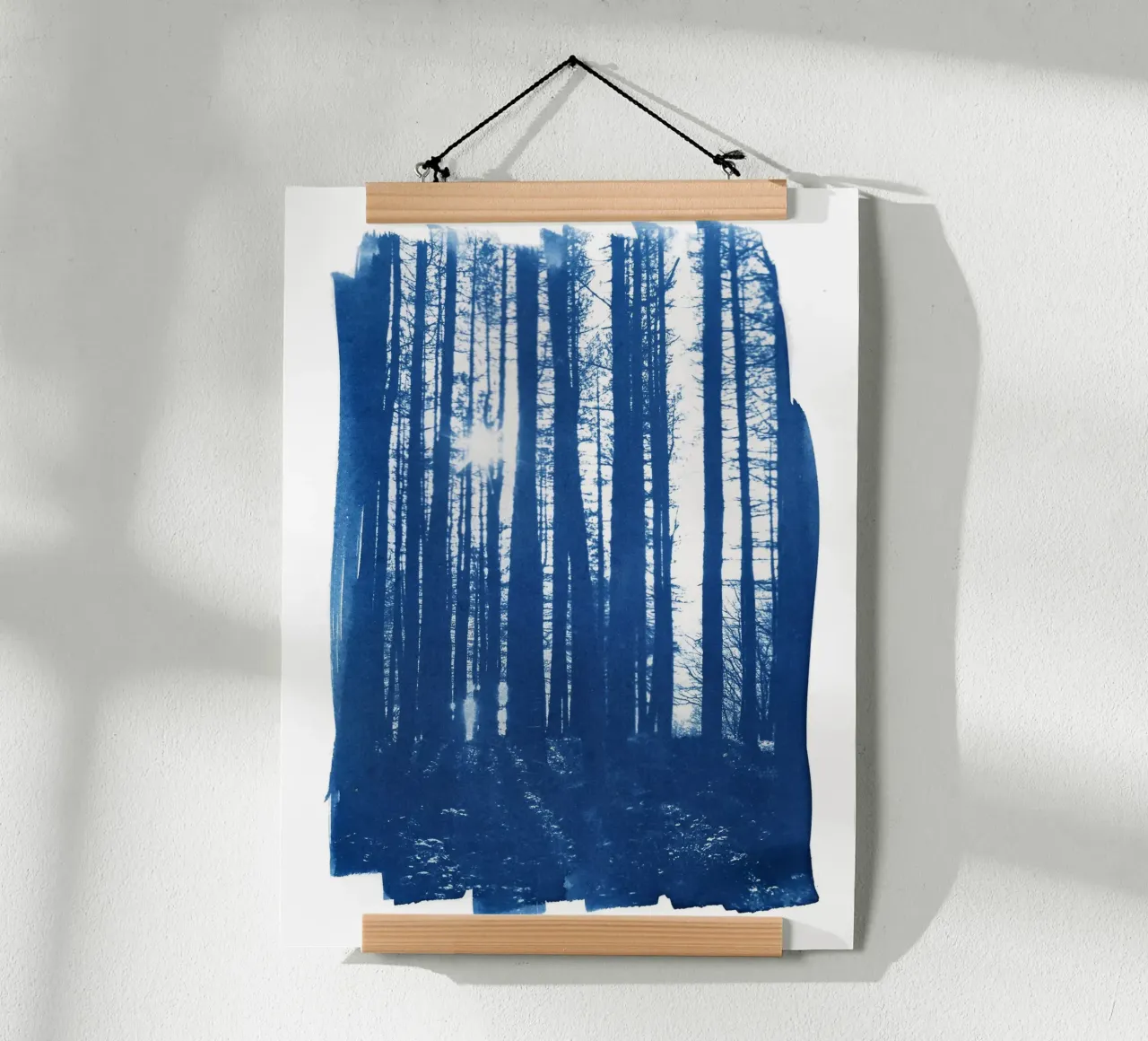 La luce del sole nella foresta poster con telaio in plastica da Kim Hubball Studio