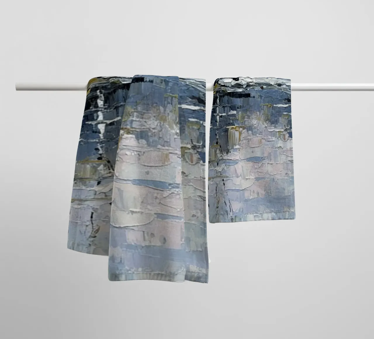 L'abbraccio dell'inverno: Un sereno bosco di betulle riflesso asciugamano da bagno da Artistic-shop