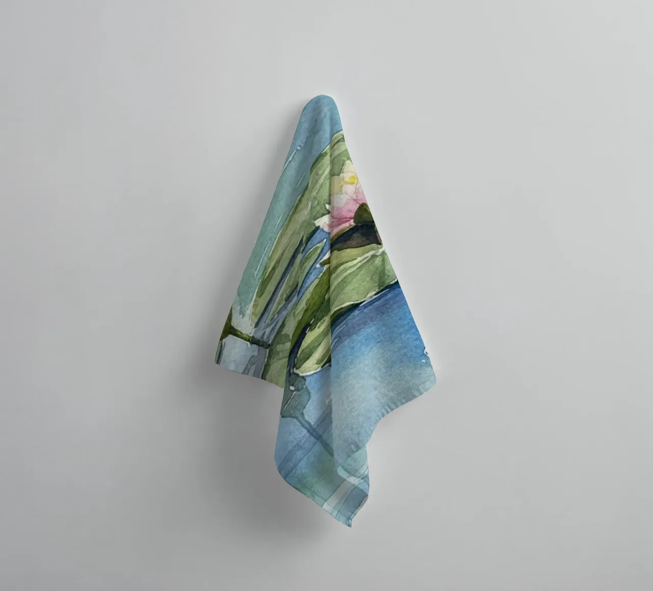 Ninfee serene: Uno stagno tranquillo ad acquerello asciugamano da bagno da Artistic-shop
