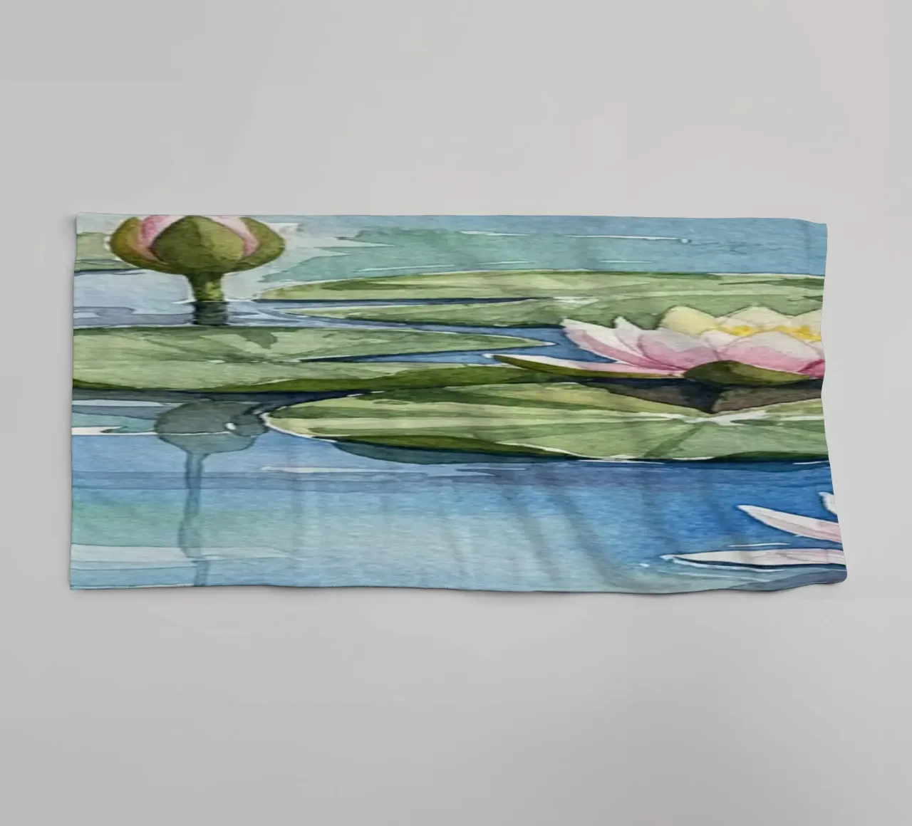 Ninfee serene: Uno stagno tranquillo ad acquerello asciugamano da bagno da Artistic-shop