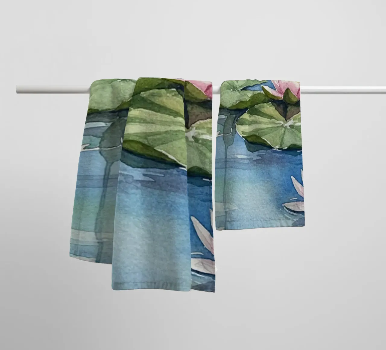 Ninfee serene: Uno stagno tranquillo ad acquerello asciugamano da bagno da Artistic-shop