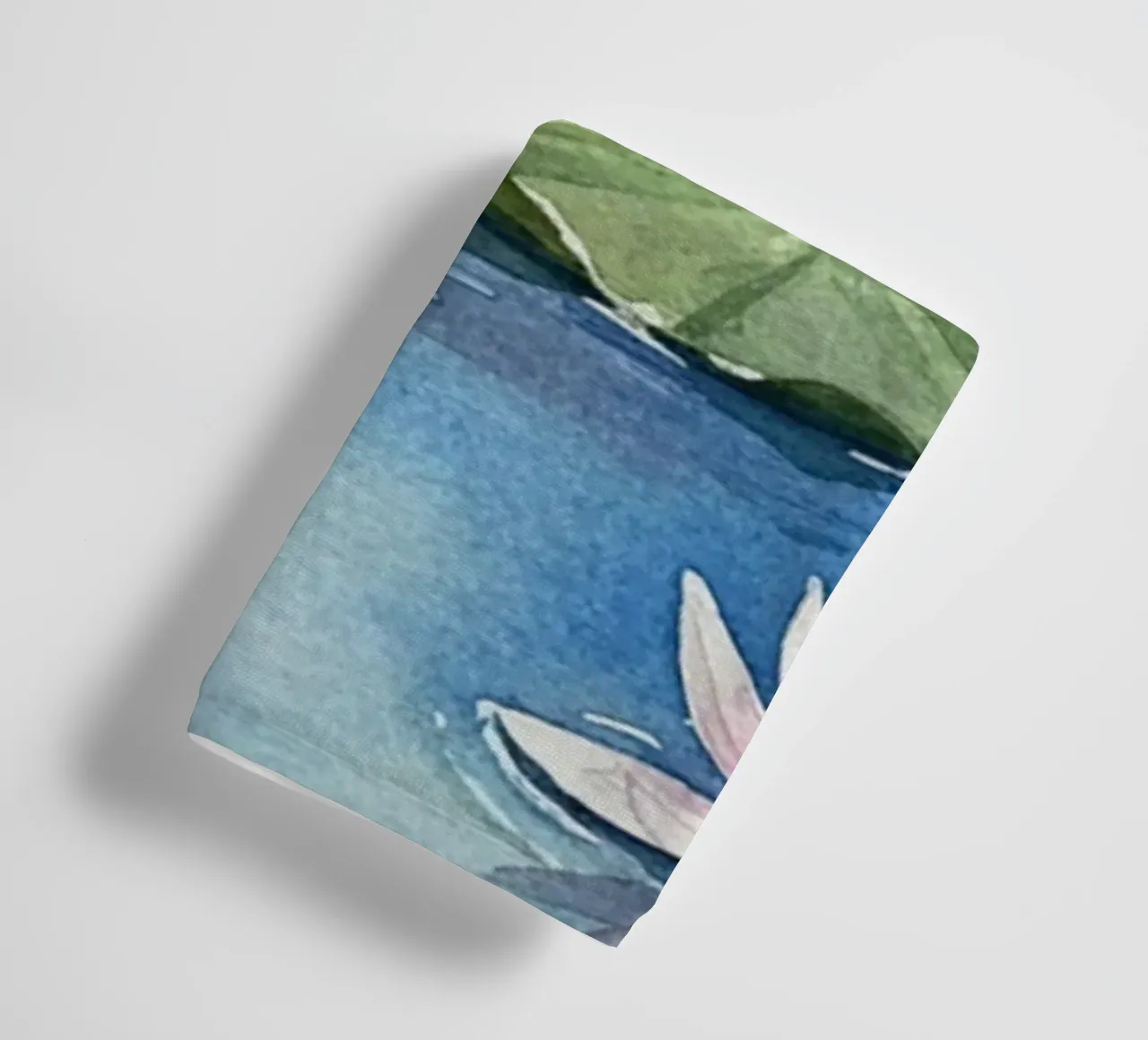 Ninfee serene: Uno stagno tranquillo ad acquerello asciugamano da bagno da Artistic-shop
