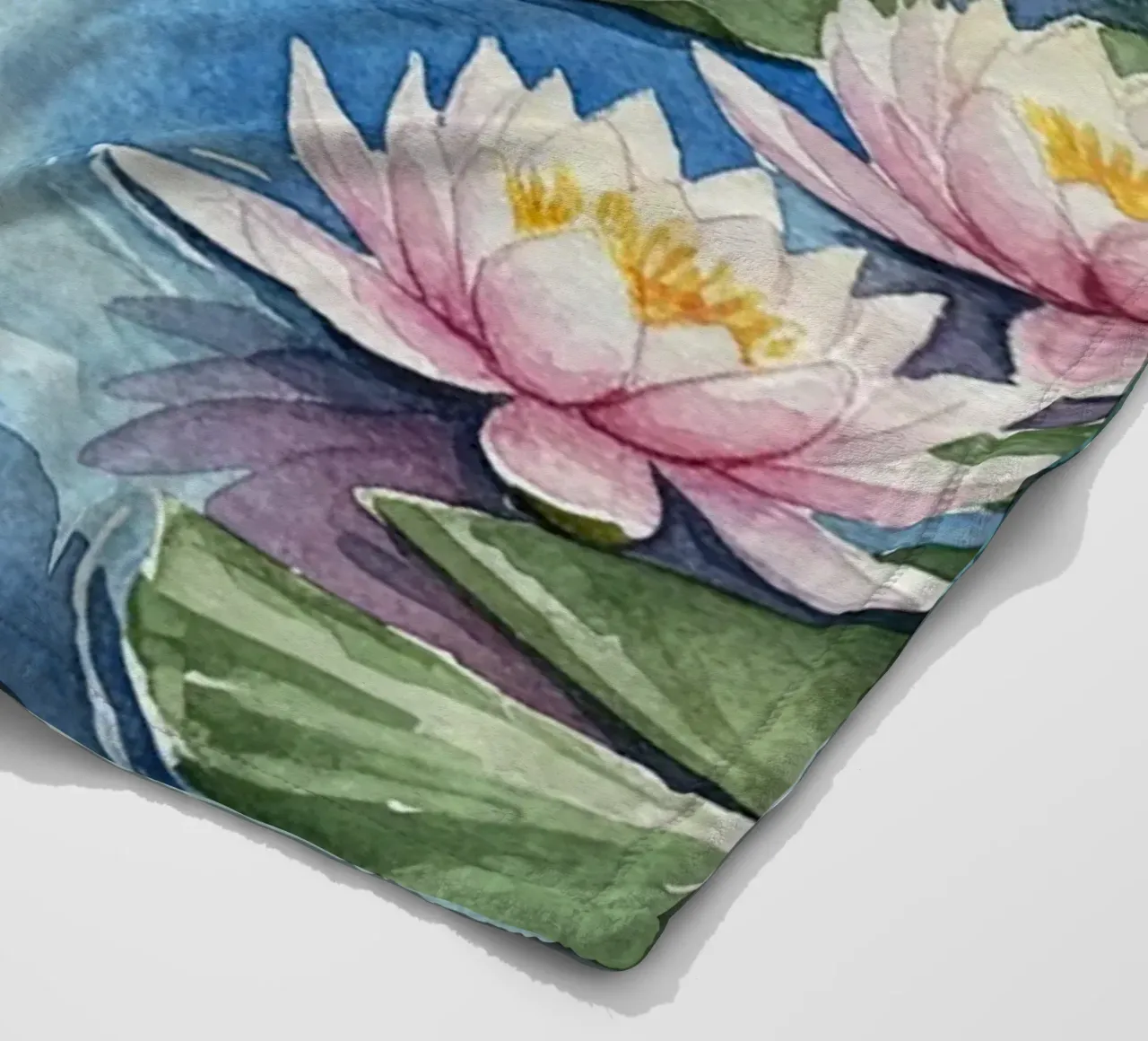 Ninfee serene: Uno stagno tranquillo ad acquerello coperta in pile da Artistic-shop