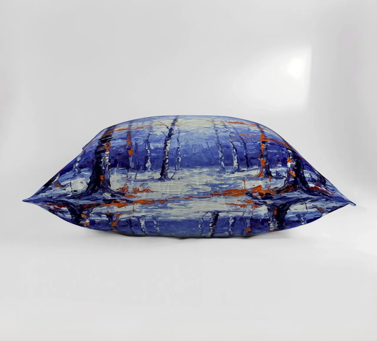 Sussurri cremisi in un bosco d'inverno cuscino da Artistic-shop