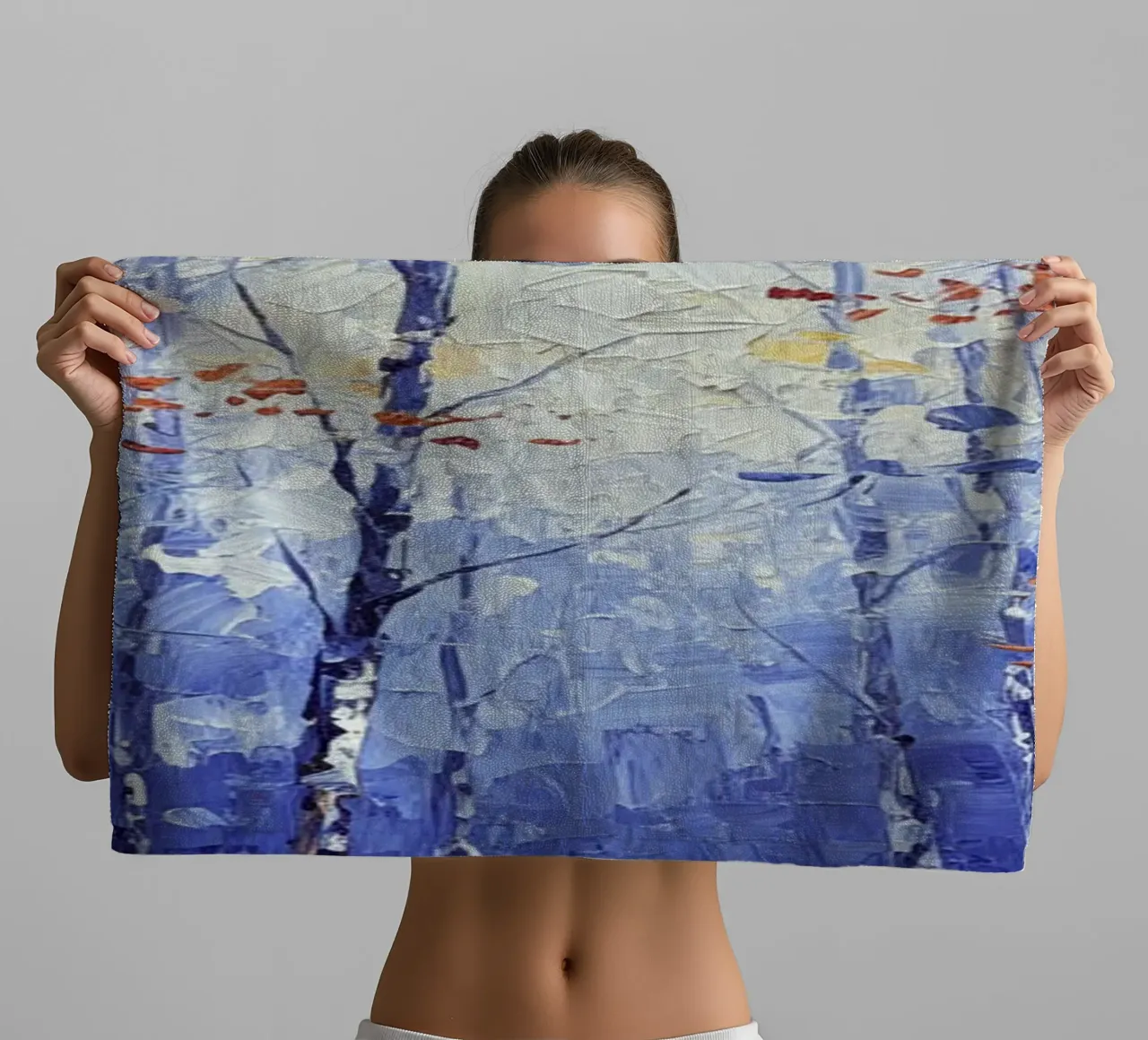 Sussurri cremisi in un bosco d'inverno asciugamano da bagno da Artistic-shop
