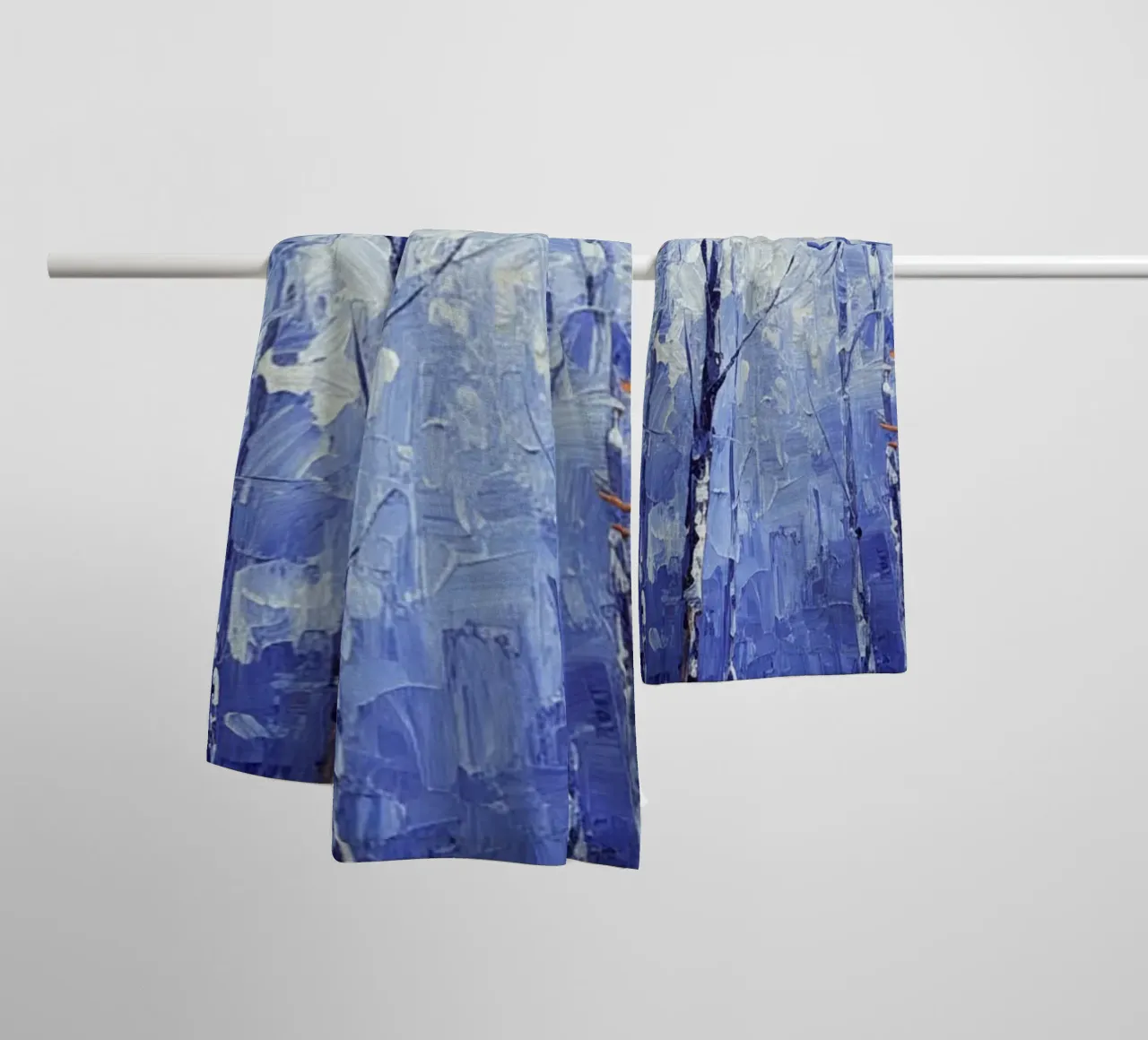 Sussurri cremisi in un bosco d'inverno asciugamano da bagno da Artistic-shop