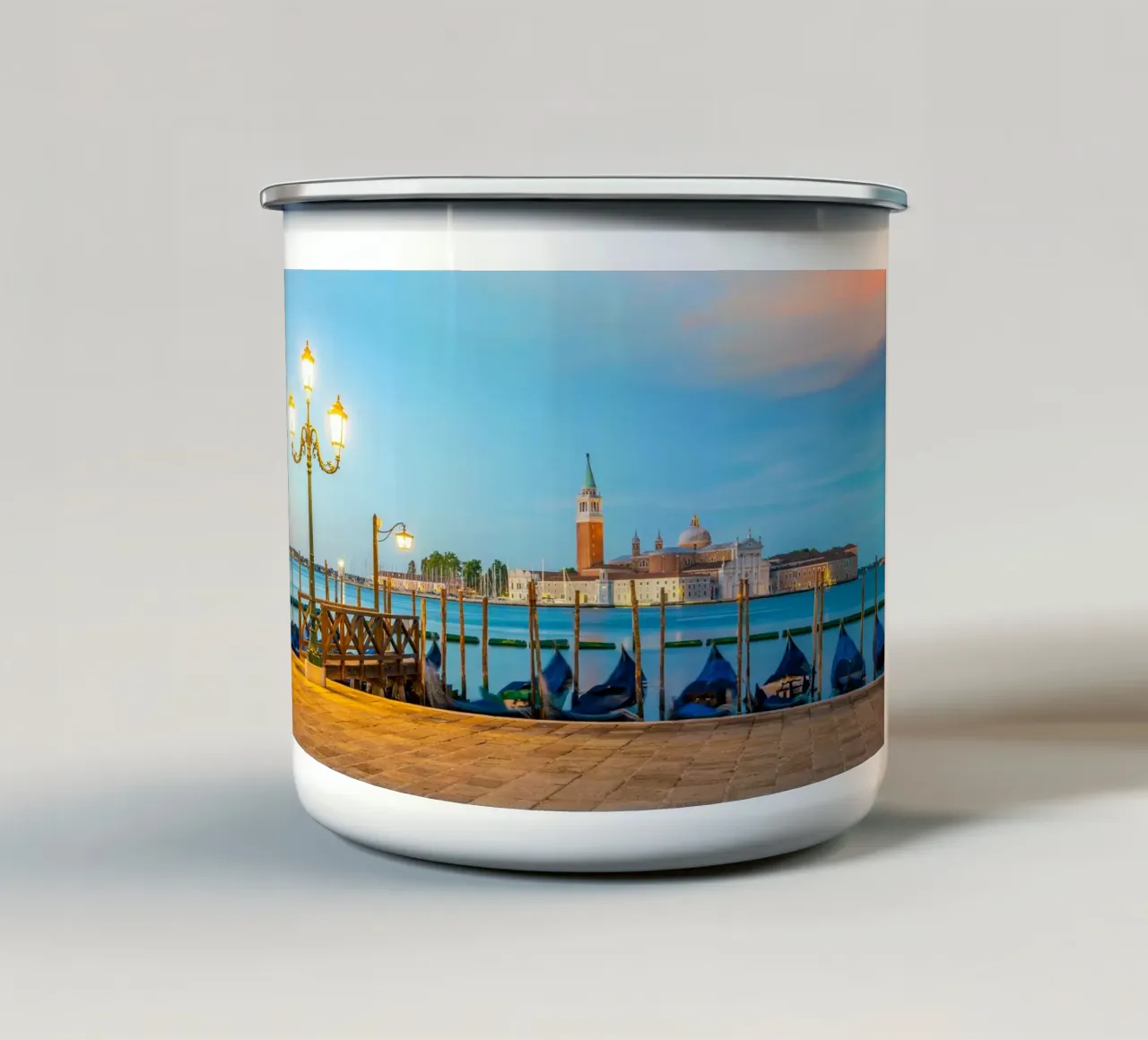 Lamplight and San Giorgio Maggiore, Venice, Italy tazza in smalto da Wanderlust Vibes