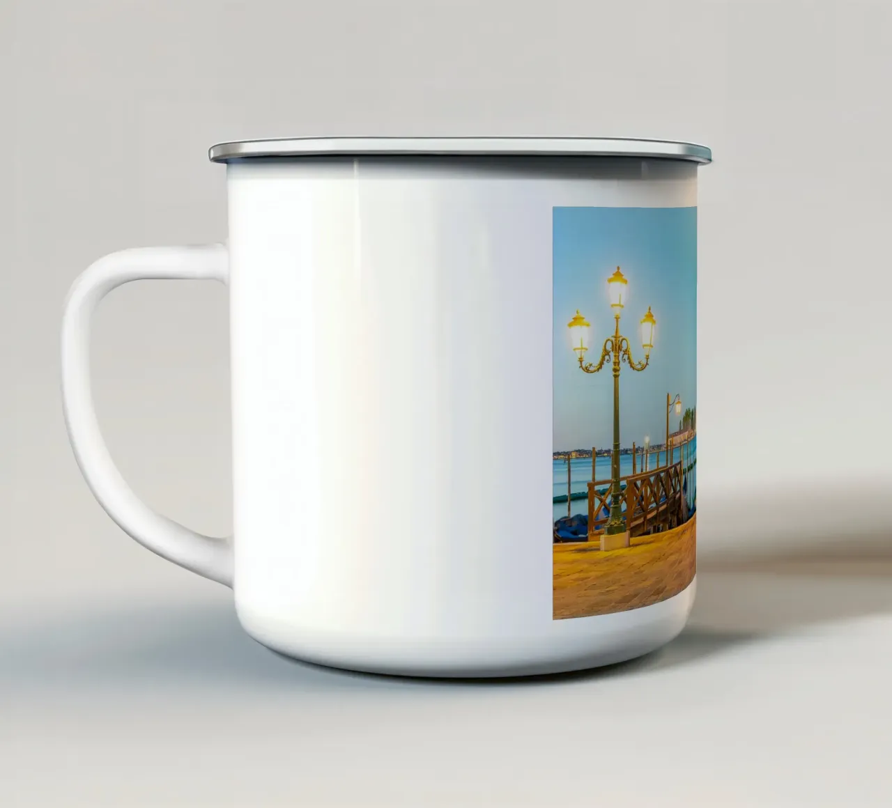 Lamplight and San Giorgio Maggiore, Venice, Italy tazza in smalto da Wanderlust Vibes