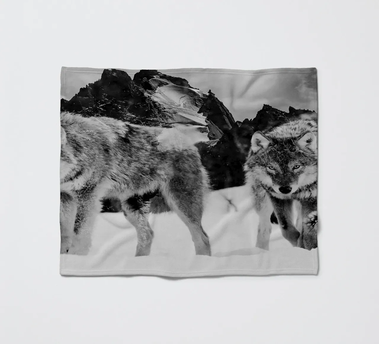 Wolves Mountains coperta in pile da Mateo