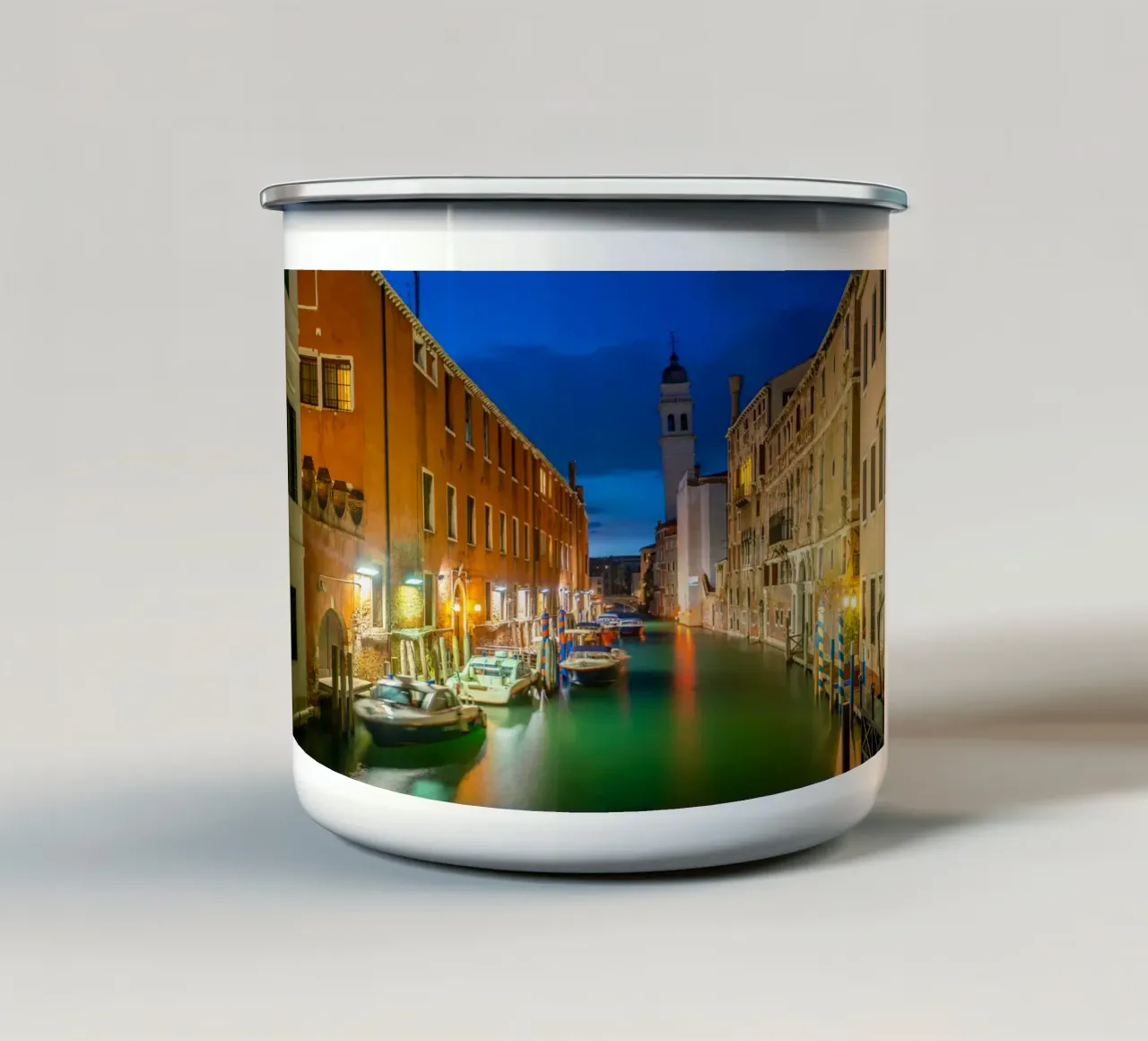Rustig kanaal met scheve klokkentoren in de schemering, Venetië, Italië emaille mok van Wanderlust Vibes