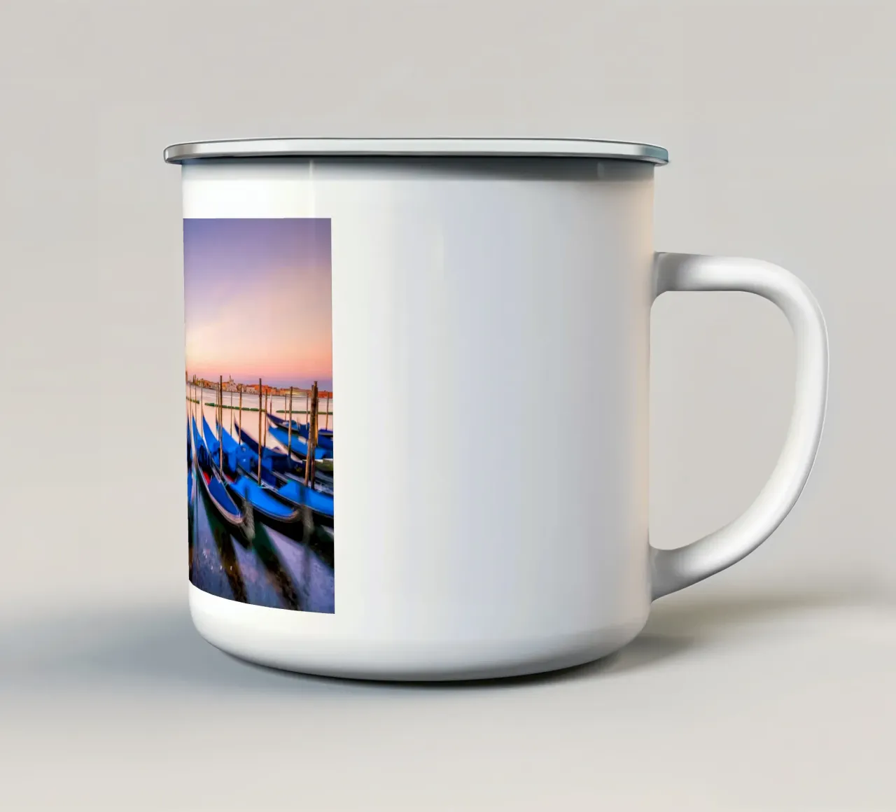 Sunrise Gondolas to San Giorgio Maggiore, Venice, Italy tazza in smalto da Wanderlust Vibes
