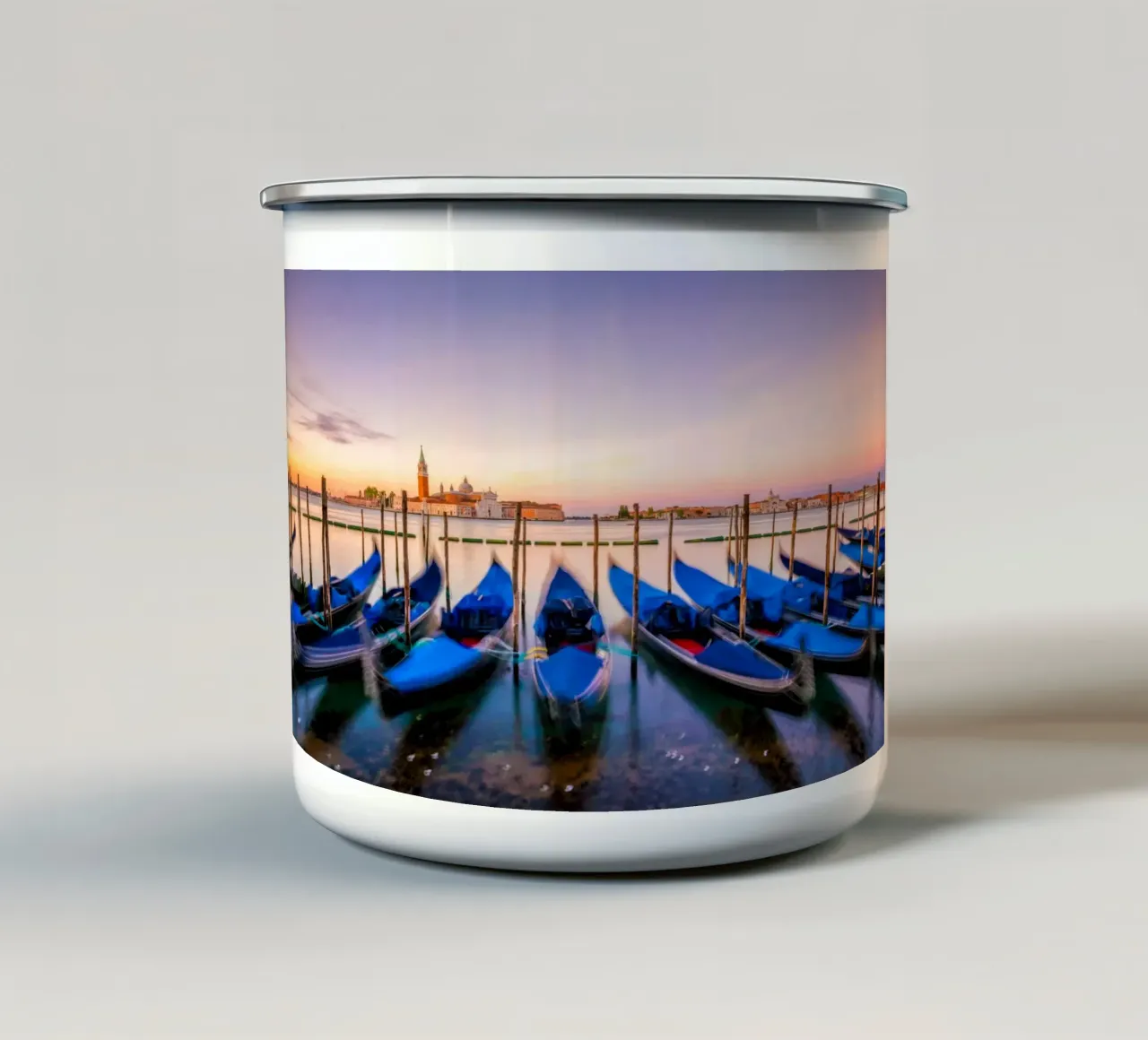 Sunrise Gondolas to San Giorgio Maggiore, Venice, Italy tazza in smalto da Wanderlust Vibes