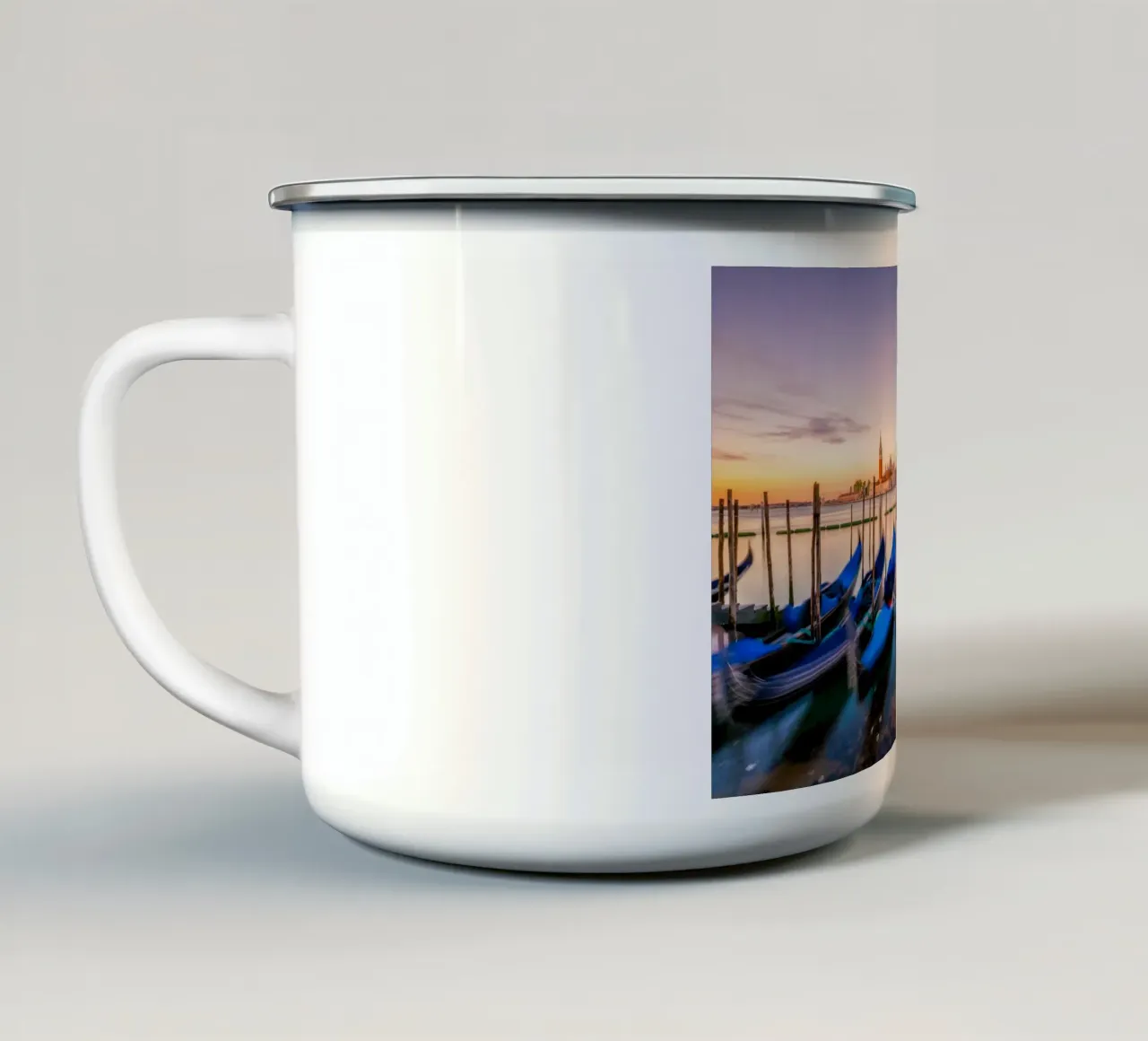 Sunrise Gondolas to San Giorgio Maggiore, Venice, Italy tazza in smalto da Wanderlust Vibes