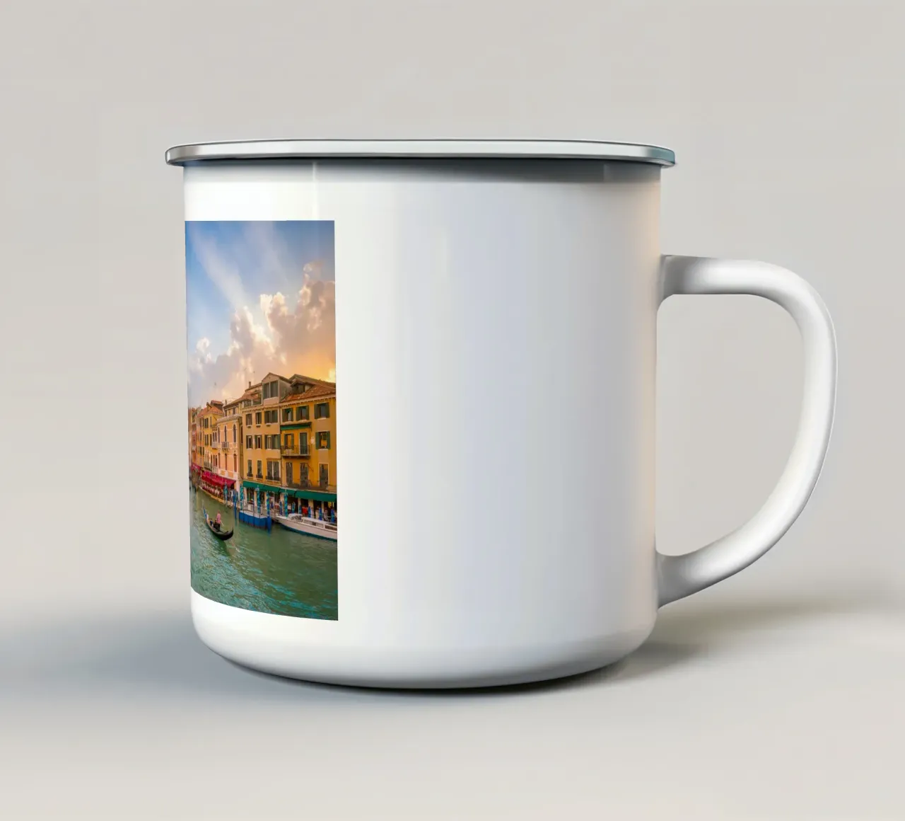 Canal Grande con le nuvole illuminate dal sole, Venezia, Italia tazza in smalto da Wanderlust Vibes