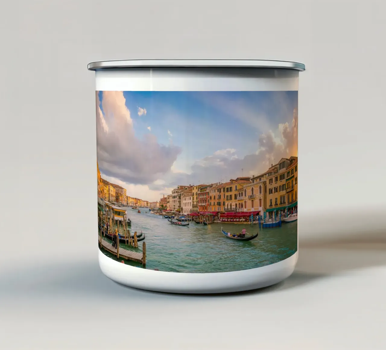 Canal Grande con le nuvole illuminate dal sole, Venezia, Italia tazza in smalto da Wanderlust Vibes