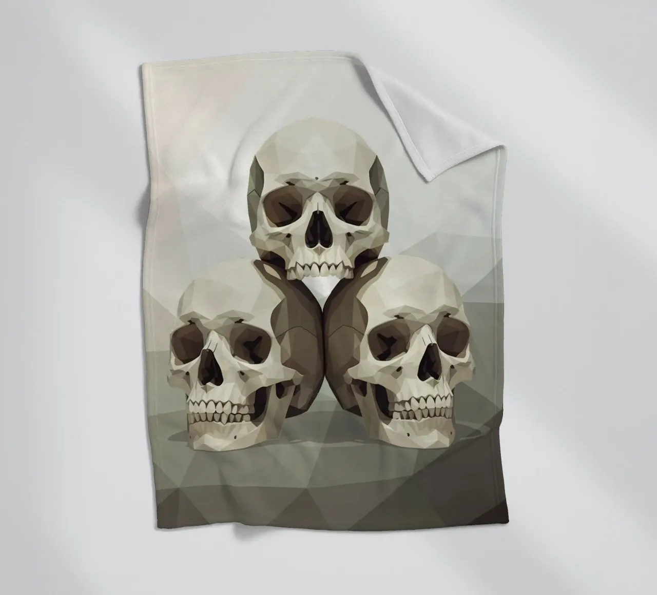 Piramide di teschi Low Poly coperta in pile da Low Profile