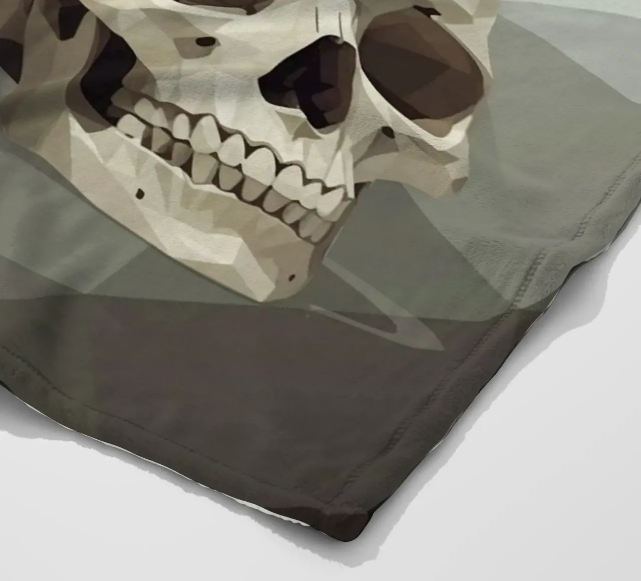Piramide di teschi Low Poly coperta in pile da Low Profile