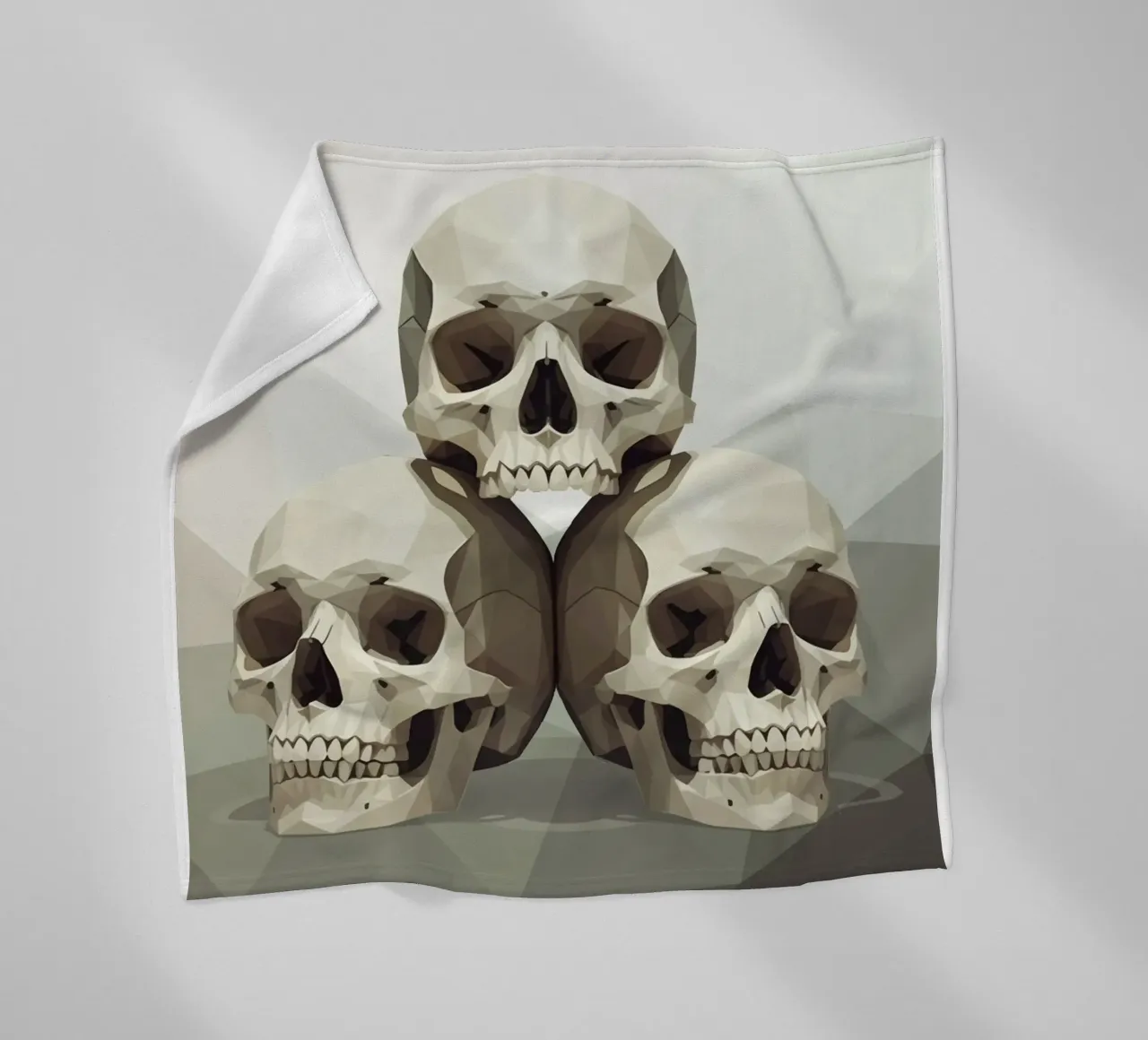 Piramide di teschi Low Poly coperta in pile da Low Profile