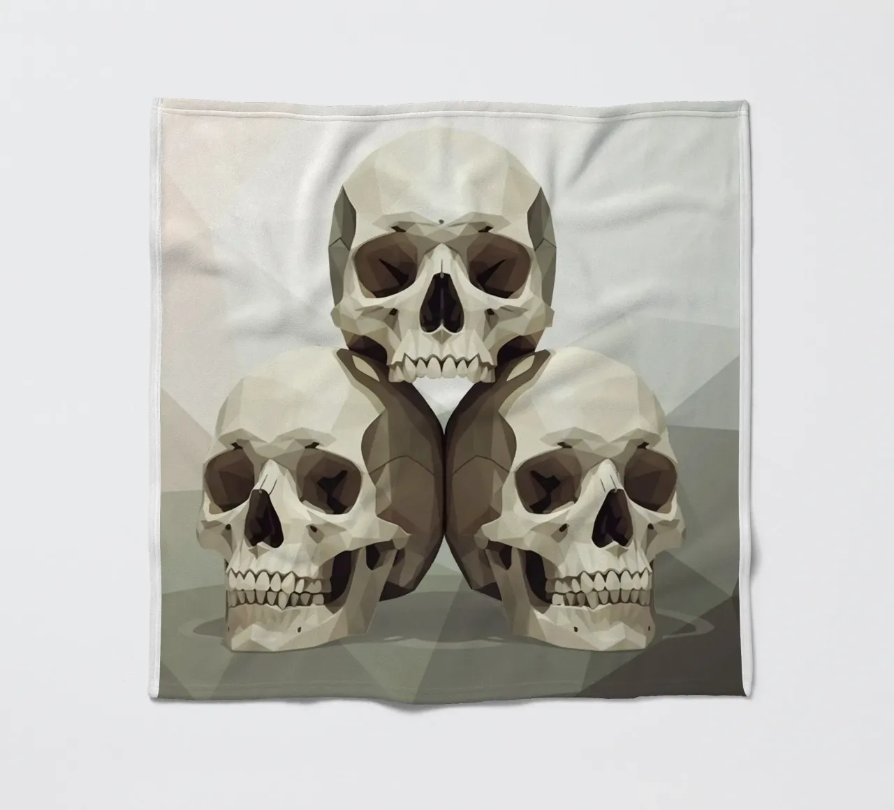 Piramide di teschi Low Poly coperta in pile da Low Profile