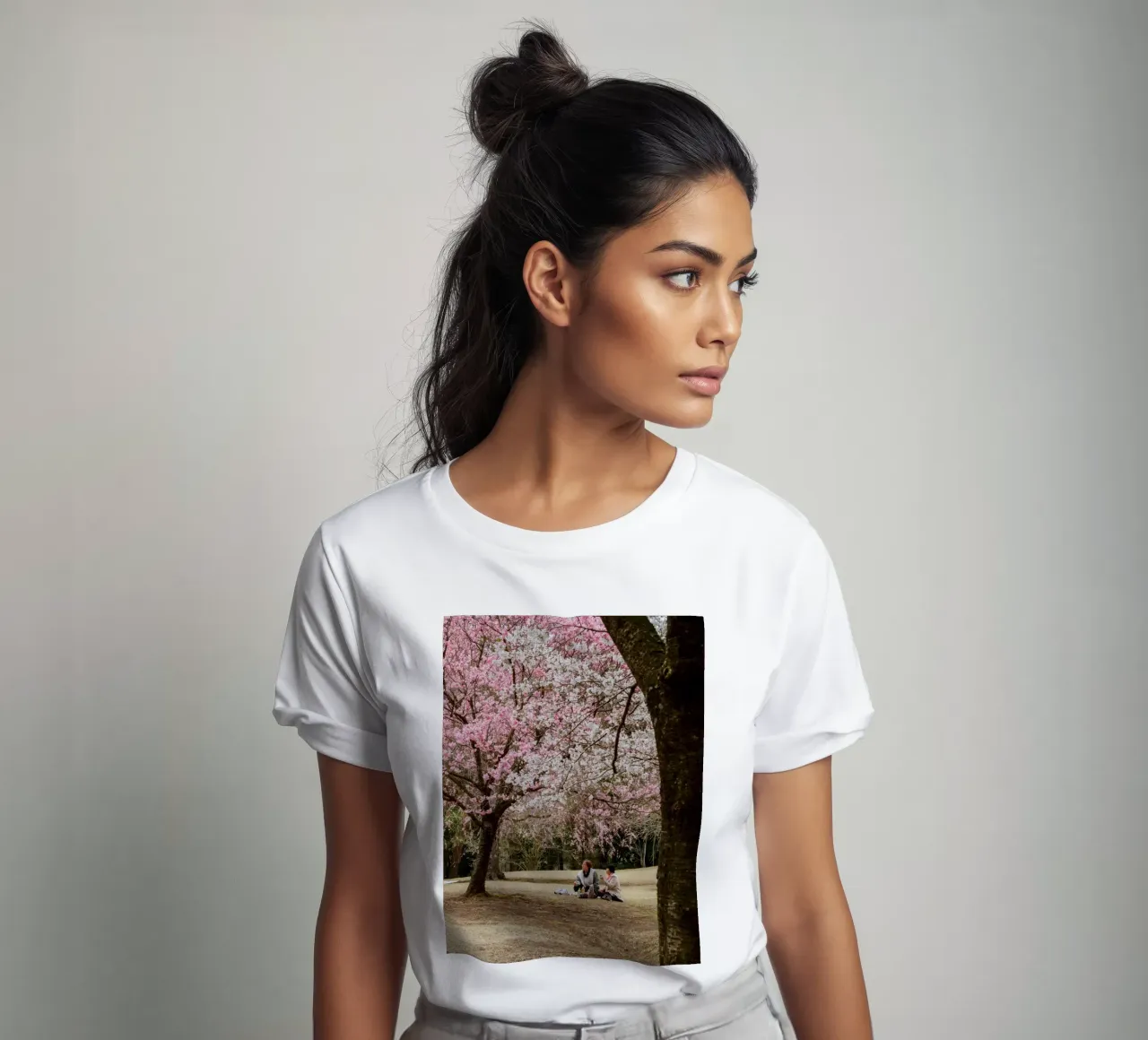 Picnic con i ciliegi in fiore, Giappone t-shirt da Marcel Bisig