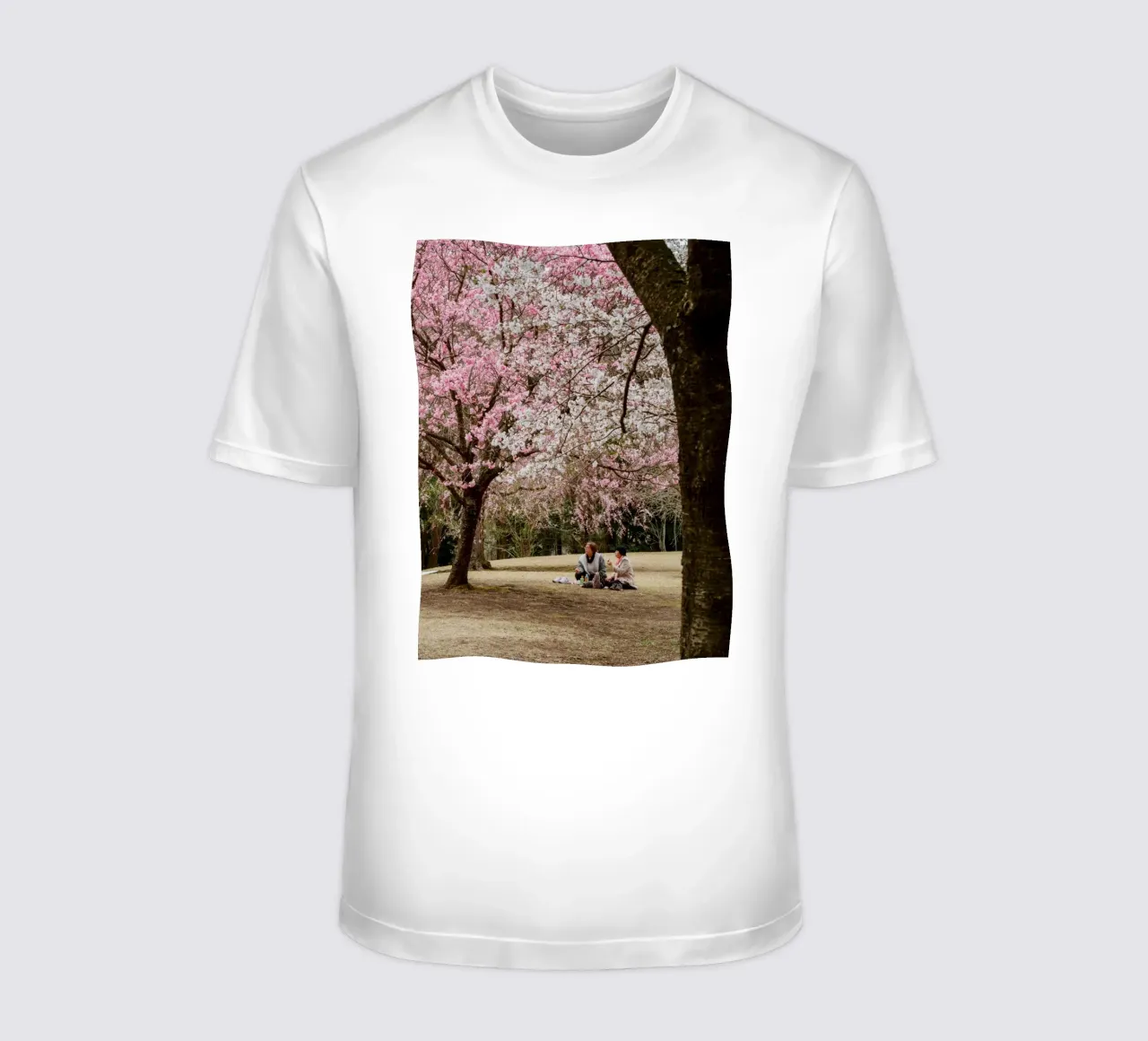 Picnic con i ciliegi in fiore, Giappone t-shirt da Marcel Bisig