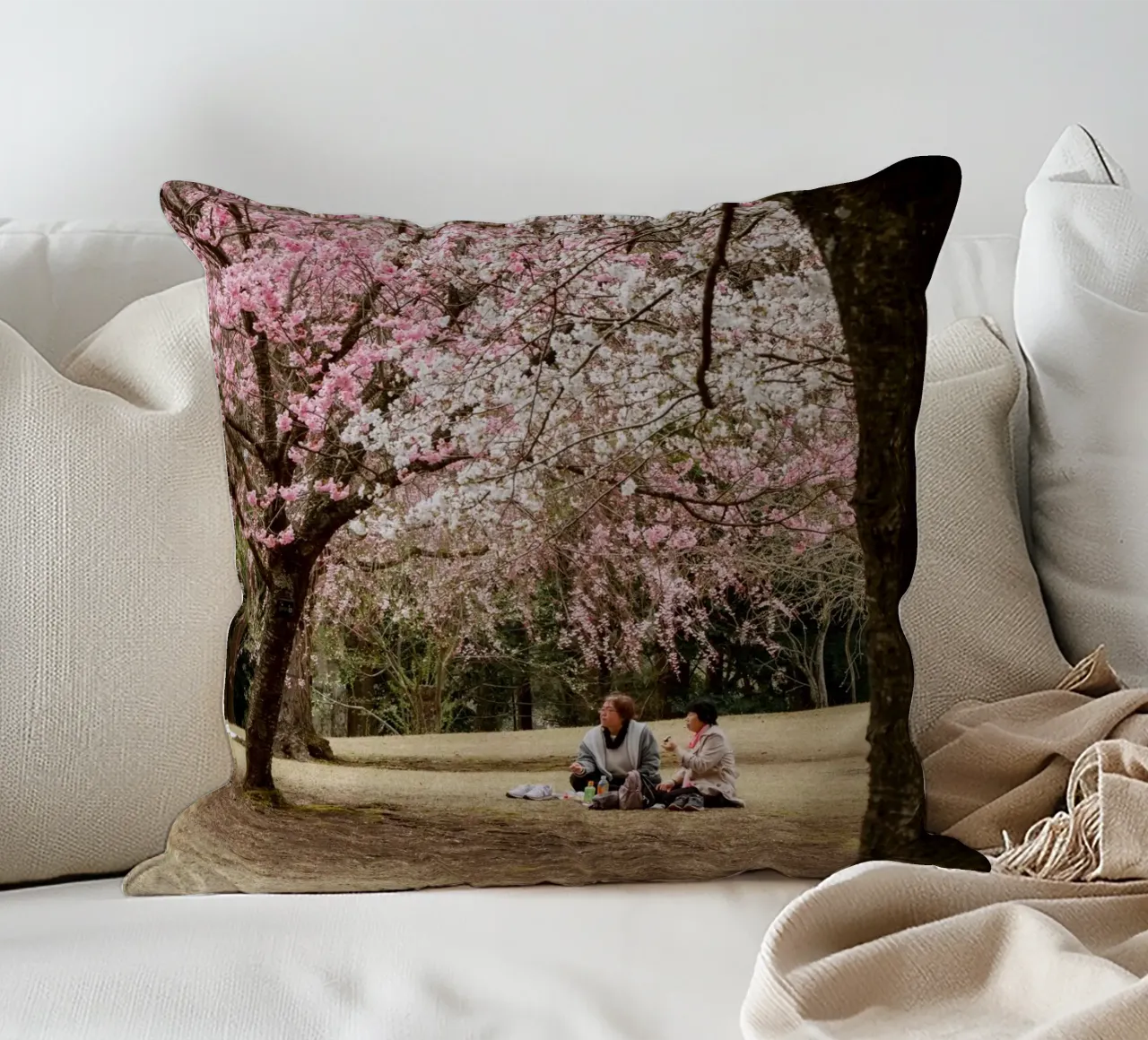 Picnic con i ciliegi in fiore, Giappone cuscino da Marcel Bisig
