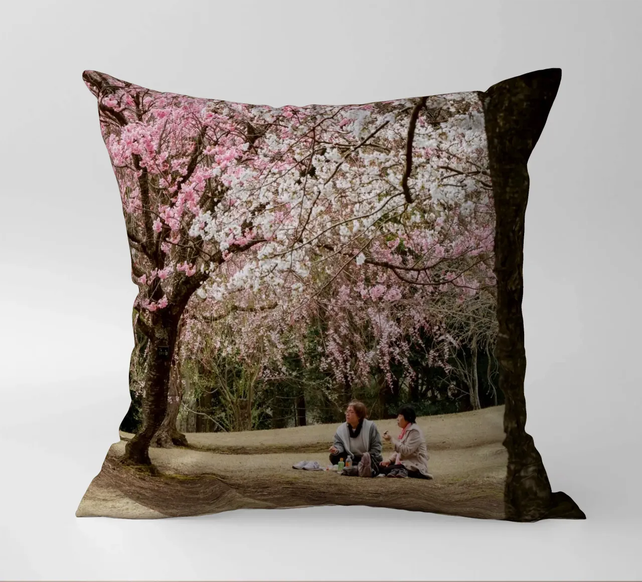 Picnic con i ciliegi in fiore, Giappone cuscino da Marcel Bisig