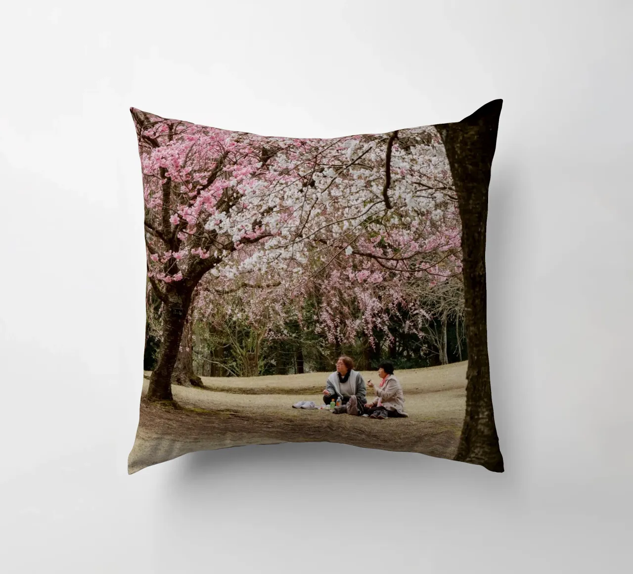 Picnic con i ciliegi in fiore, Giappone cuscino da Marcel Bisig