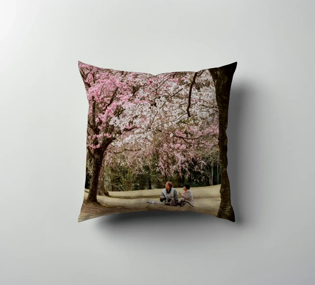 Picnic con i ciliegi in fiore, Giappone cuscino da Marcel Bisig
