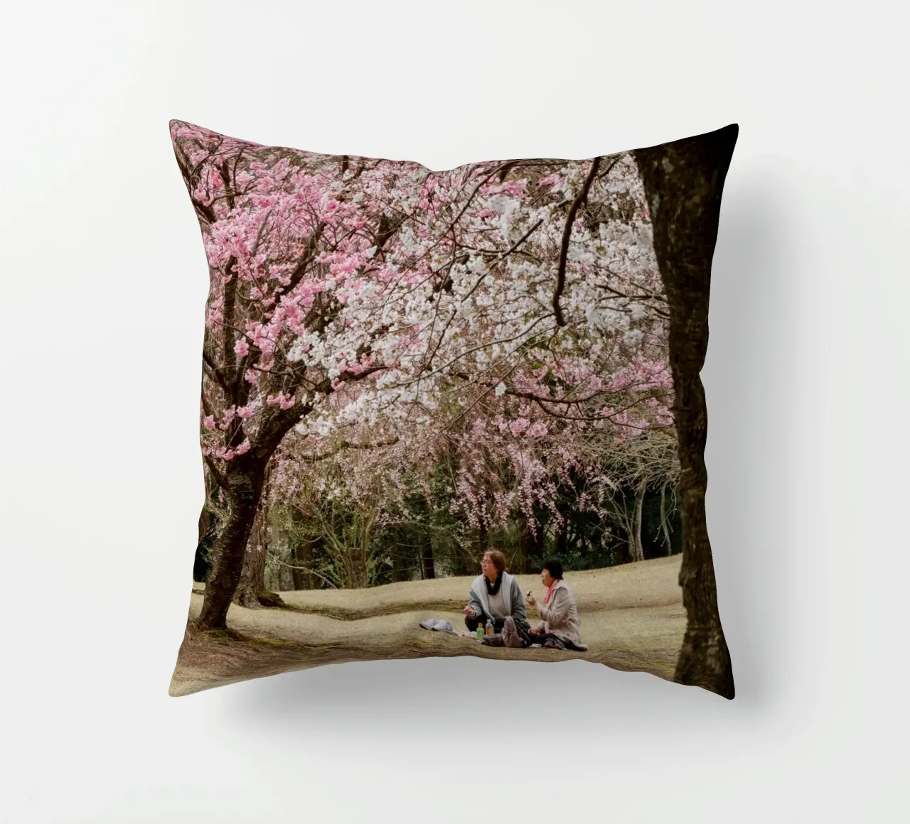 Picnic con i ciliegi in fiore, Giappone cuscino da Marcel Bisig